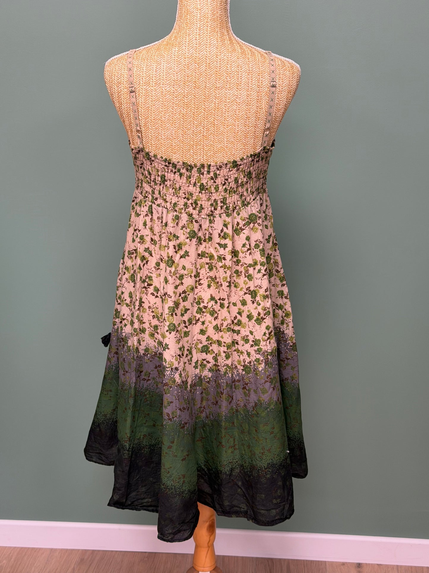Robe bohème romantique à fines bretelles – imprimé floral vert & beige - Taille S