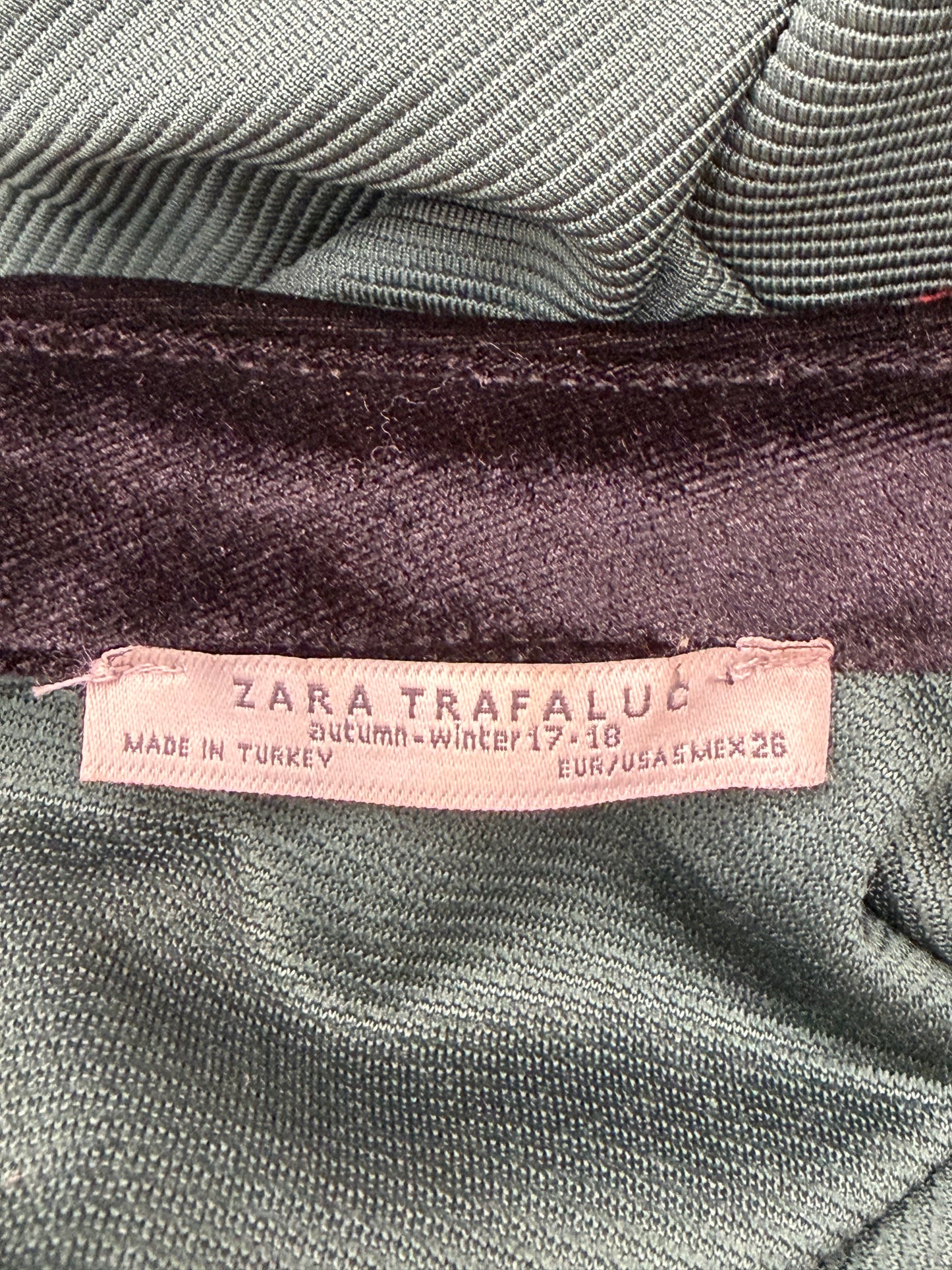 Robe droite Zara Trafaluc verte à col brodé en velours – Taille S