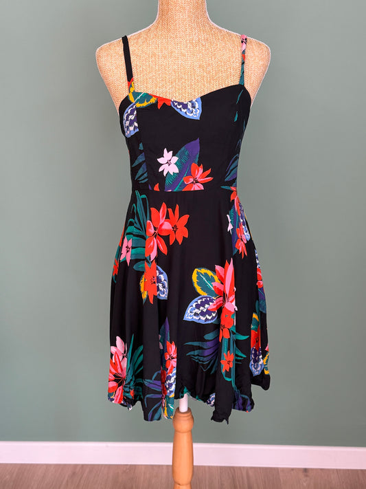 Robe patineuse noire à fleurs multicolores – Taille M