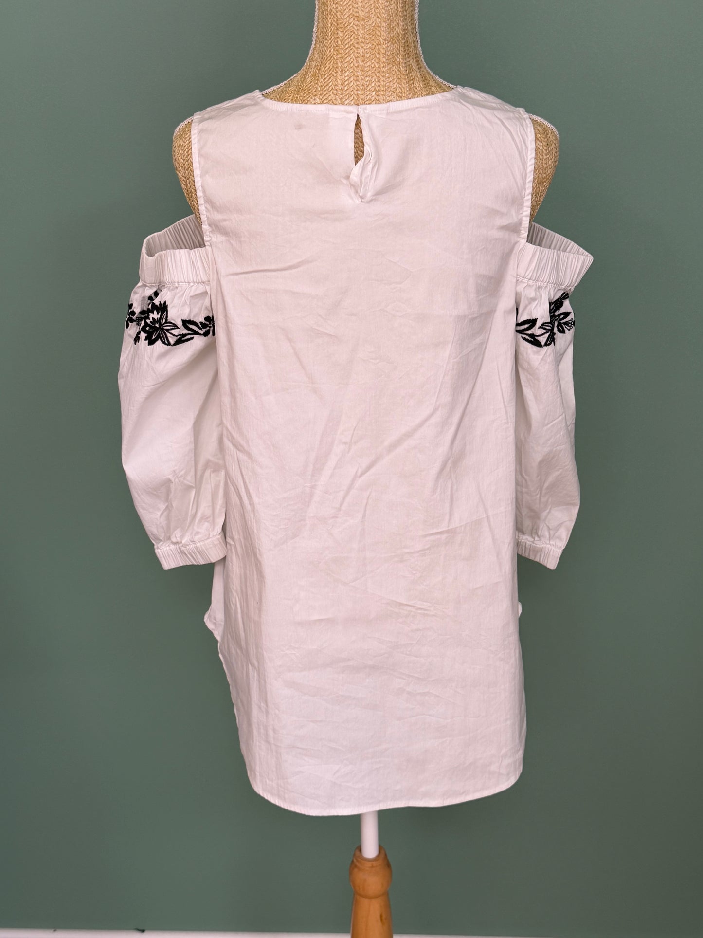 Blouse blanche brodée noire épaules dénudées femme M