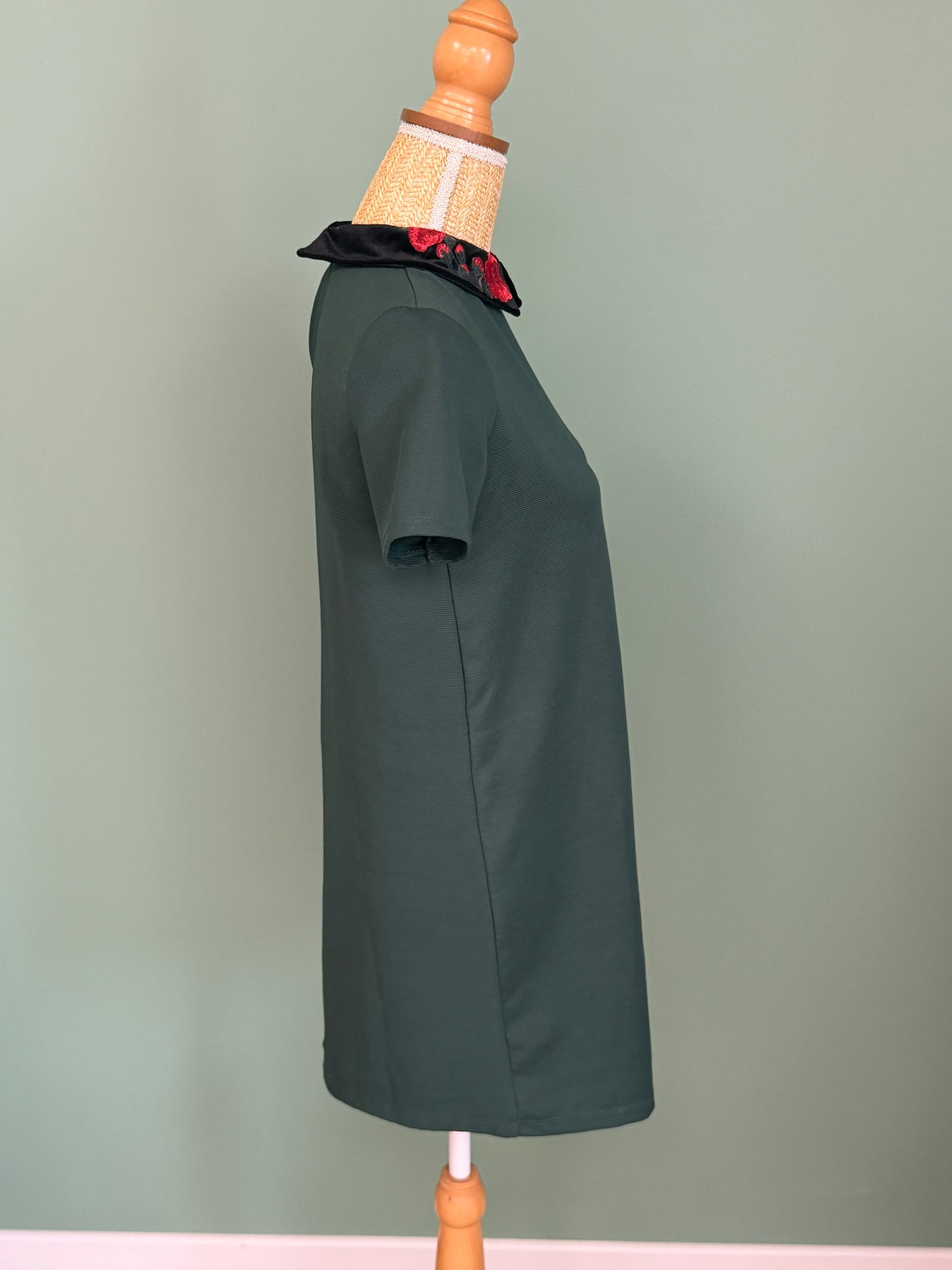 Robe droite Zara Trafaluc verte à col brodé en velours – Taille S