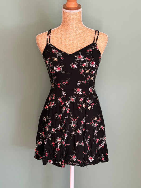 Robe noire fleurie à bretelles – taille XS