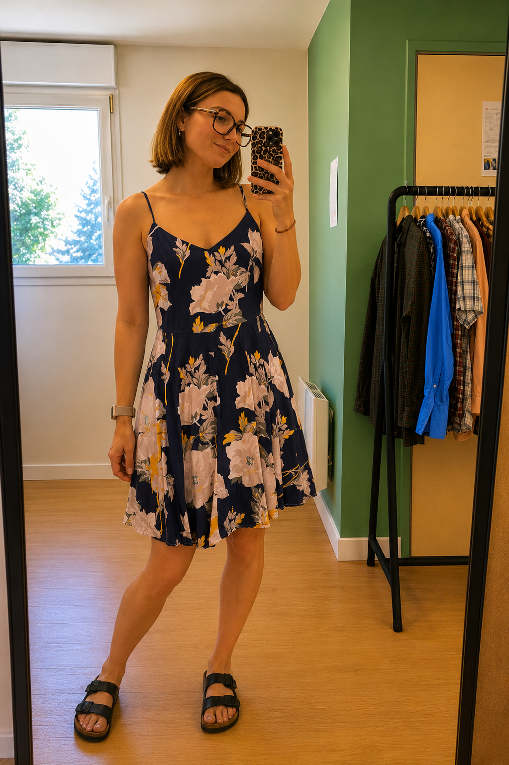 Robe Gap bleu marine fleurie à bretelles – taille M