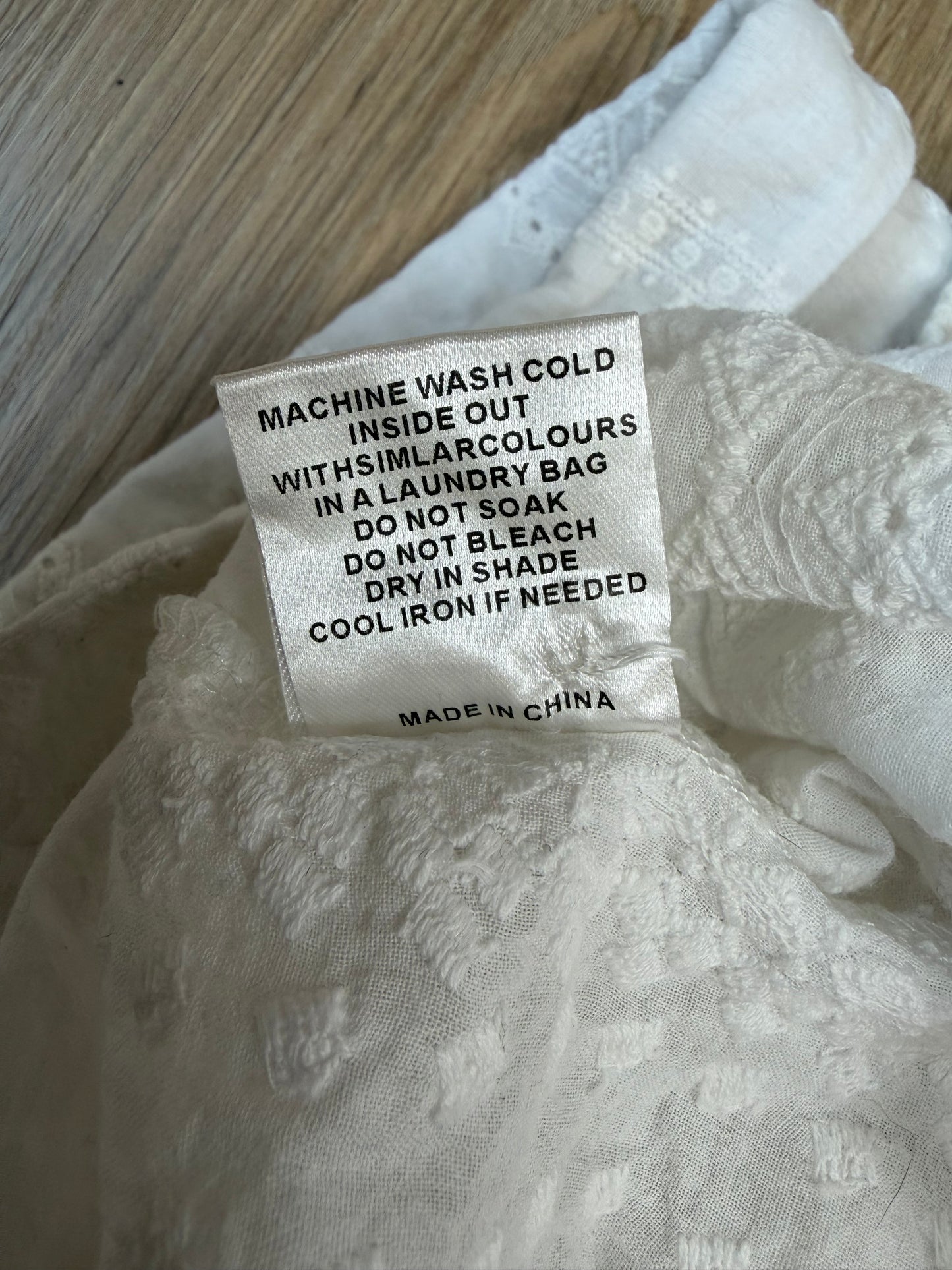 Chemisier blanc brodé en coton à manches bouffantes – Taille M/L