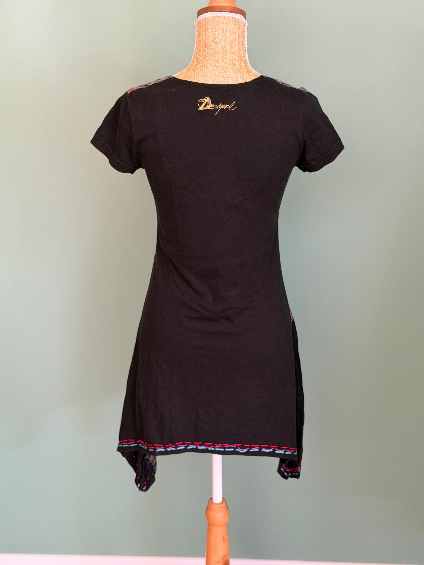 Robe / tunique Desigual noire à motifs fleuris – Taille S