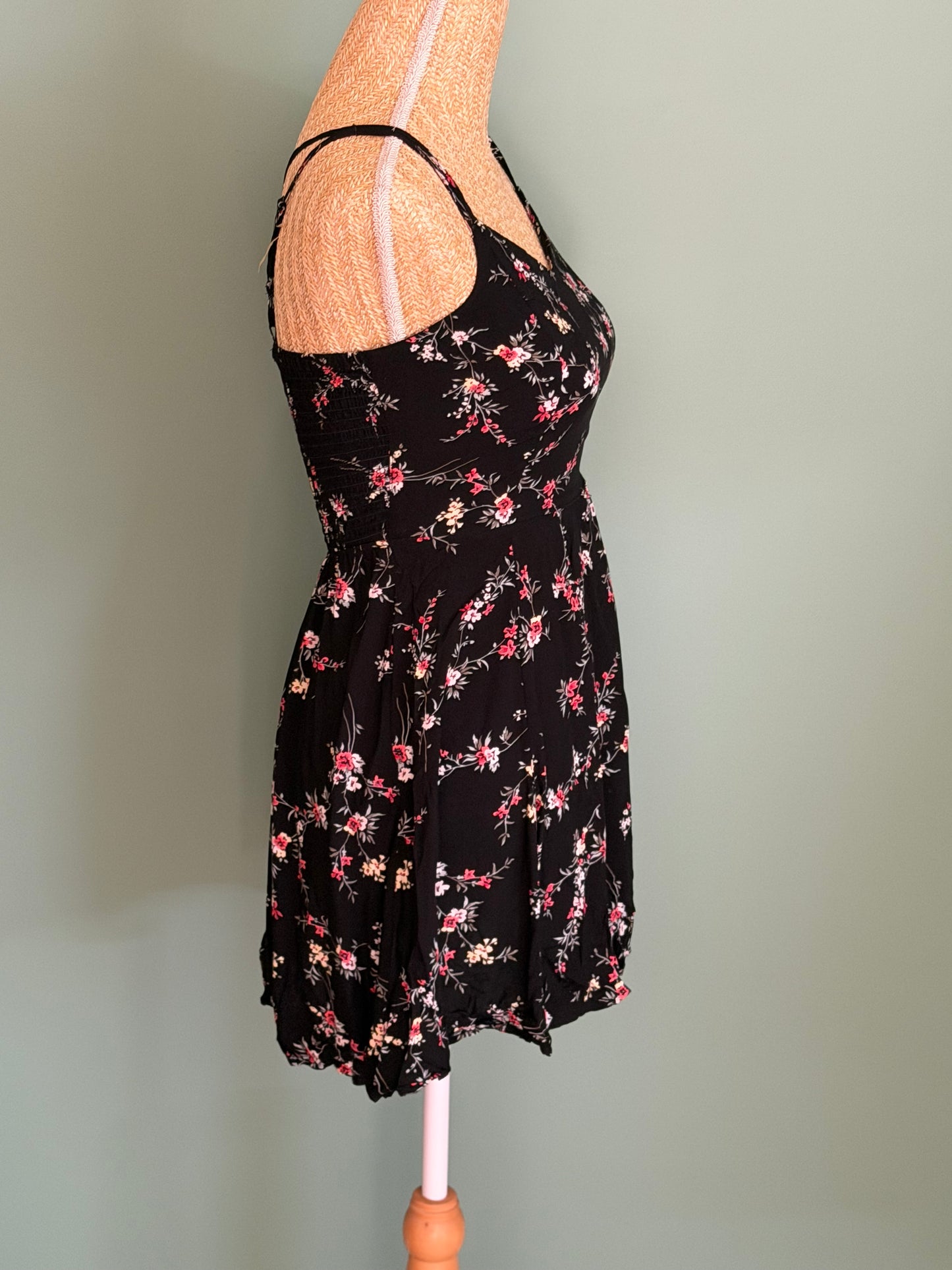 Robe noire fleurie à bretelles – taille XS