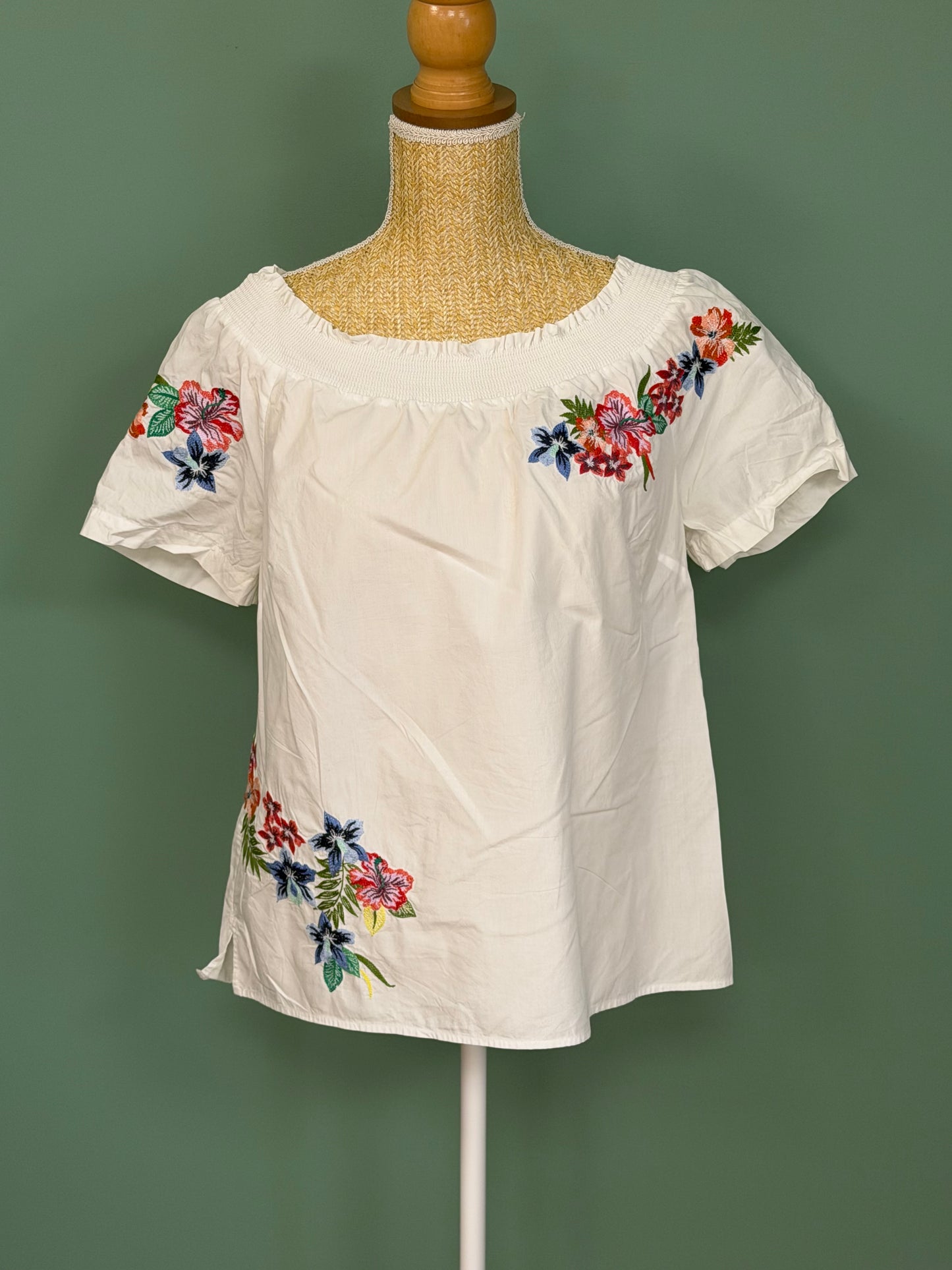 Blouse blanche à épaules dénudées brodée fleurs – Taille M/L