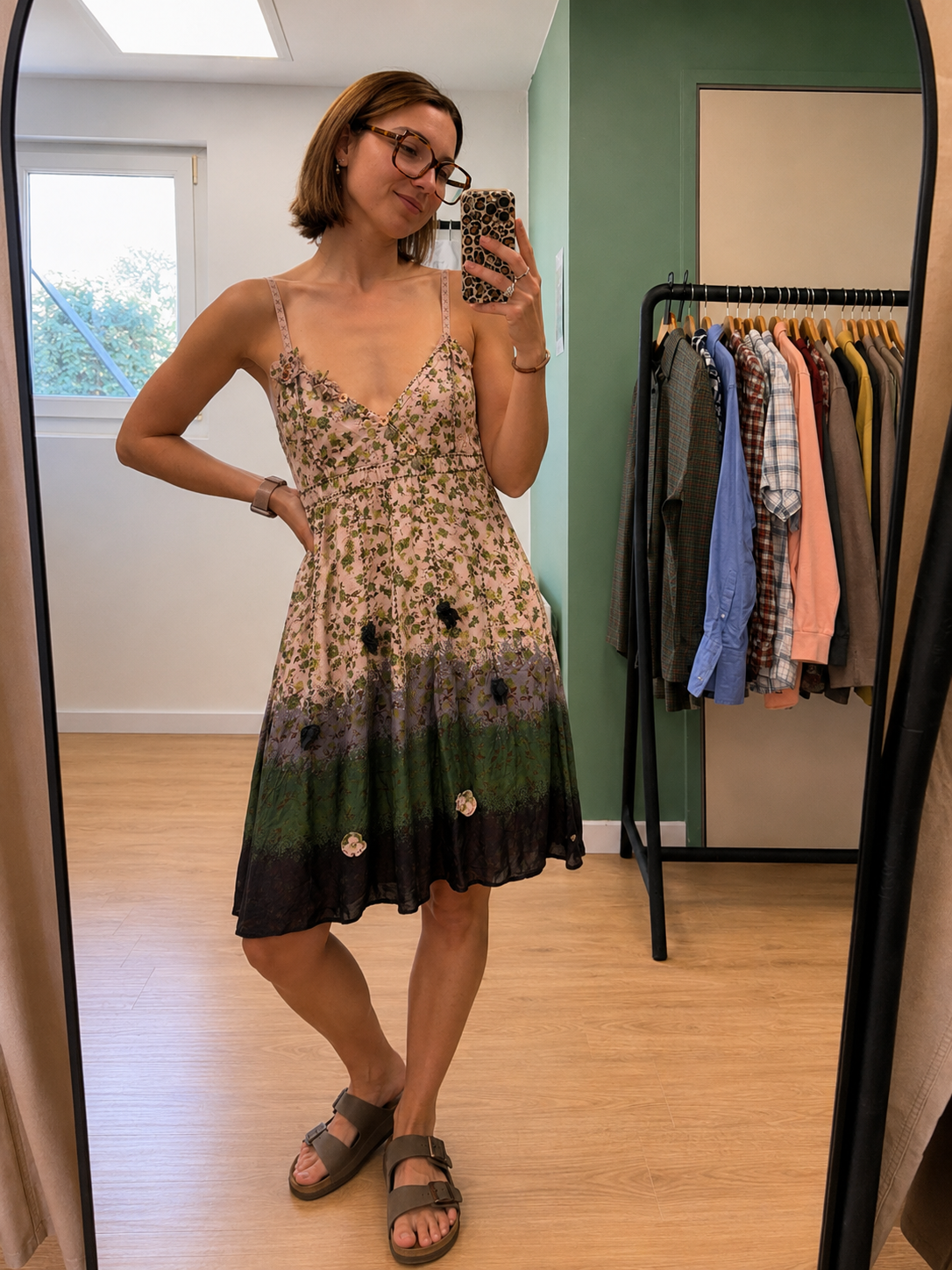 Robe bohème romantique à fines bretelles – imprimé floral vert & beige  - Taille S