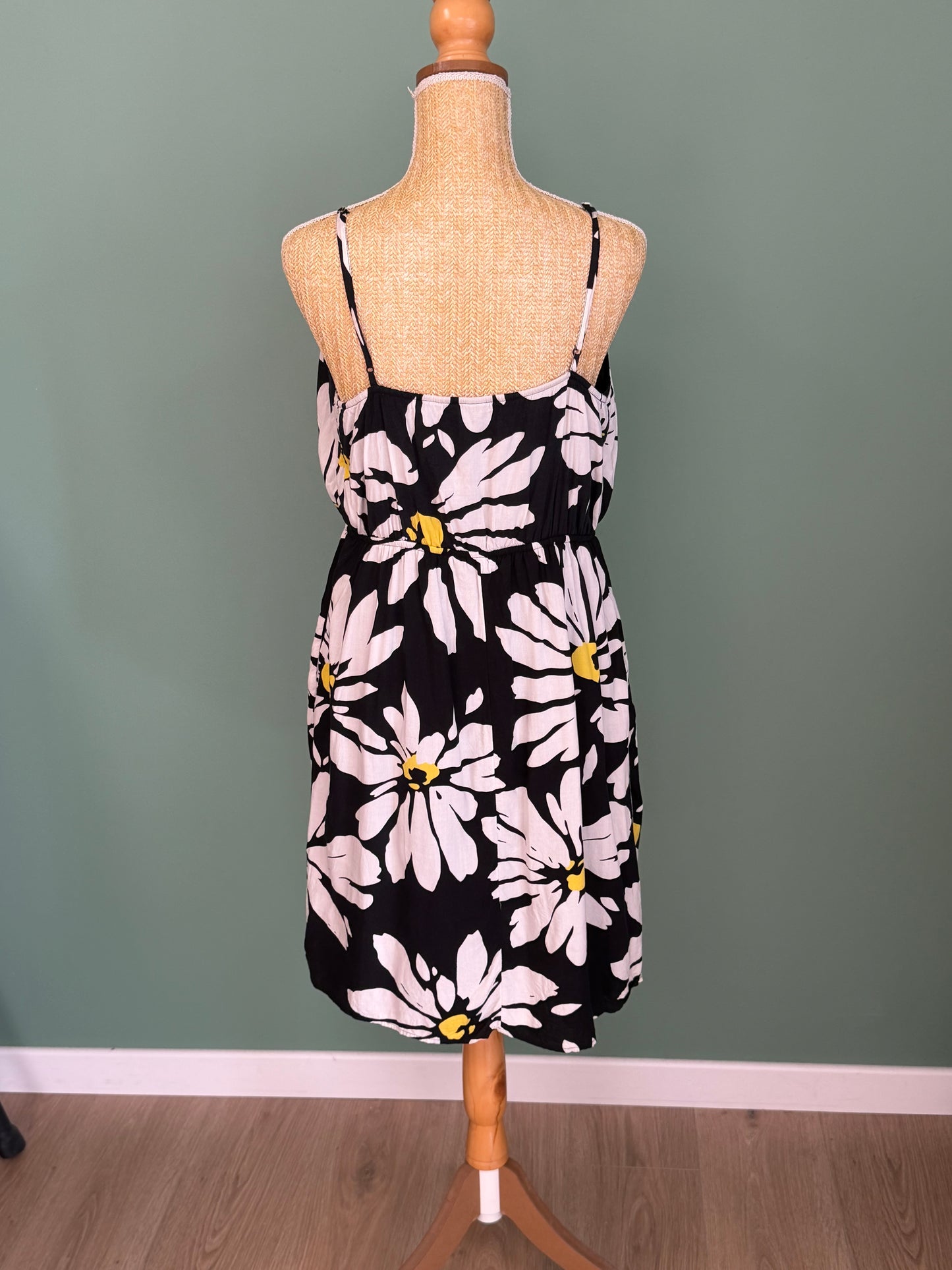 Robe à bretelles noire à fleurs blanches – Taille L