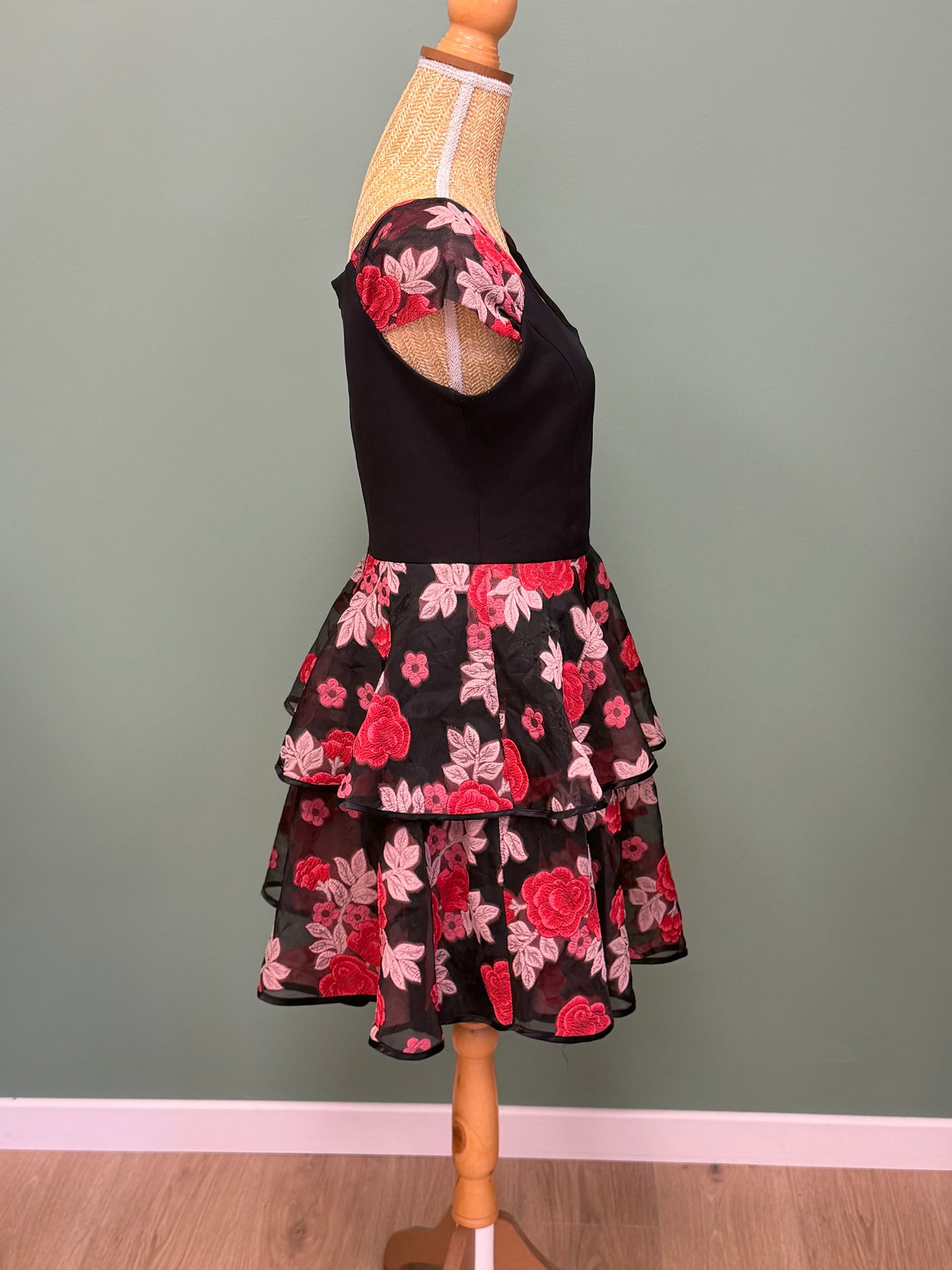 Robe de soirée noire à fleurs brodées – Fervente – Taille estimée 38/40