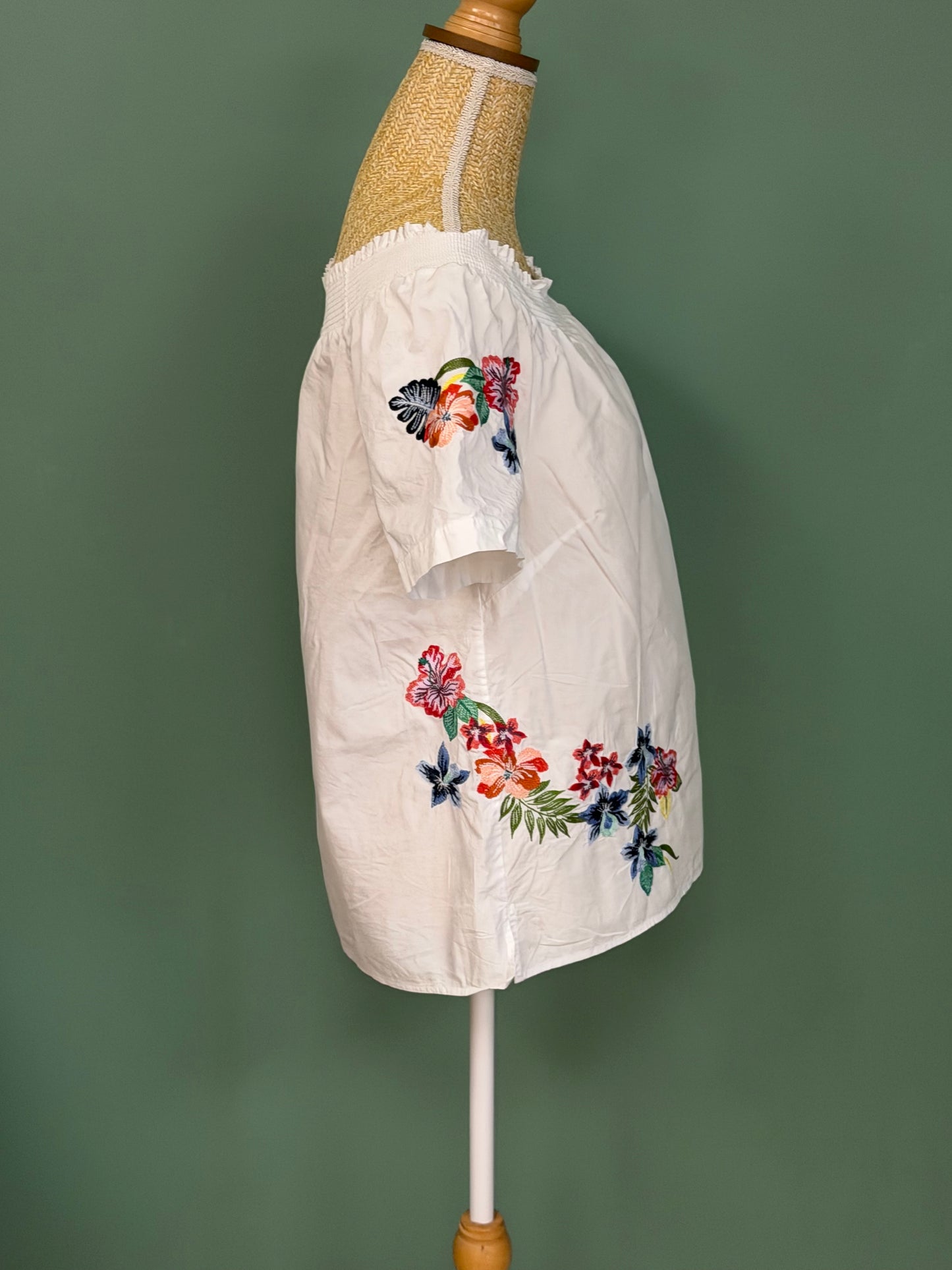 Blouse blanche à épaules dénudées brodée fleurs – Taille M/L