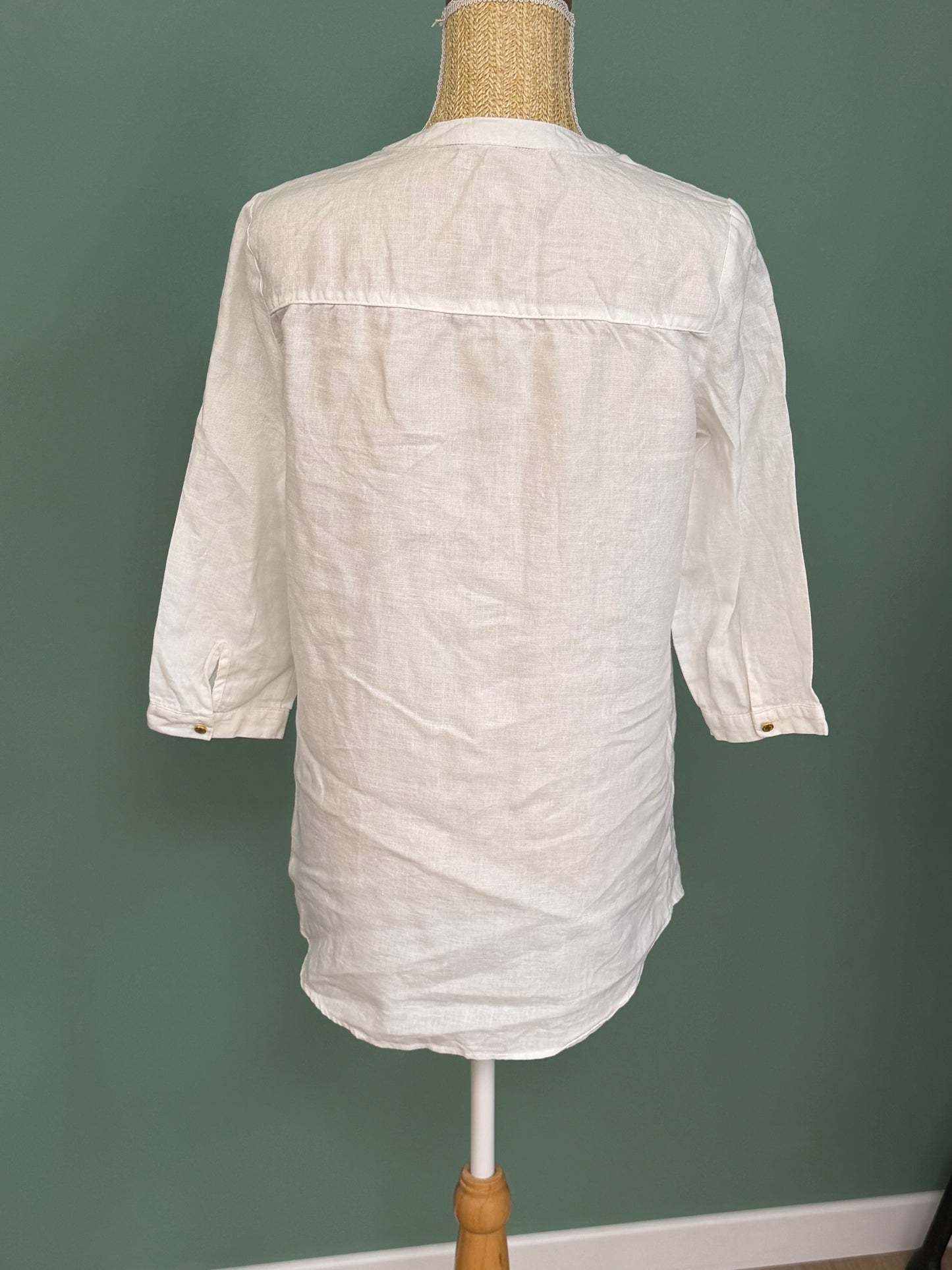 Blouse en lin Ellen Tracy blanche brodée bleue – Taille L