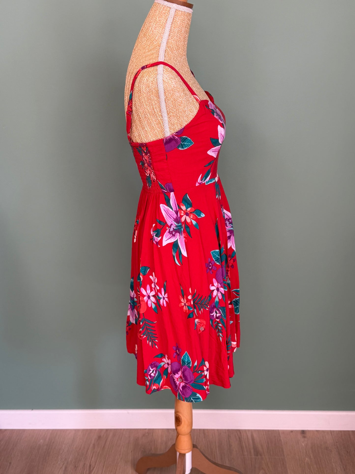 Robe rouge fleurie à fines bretelles – Taille S