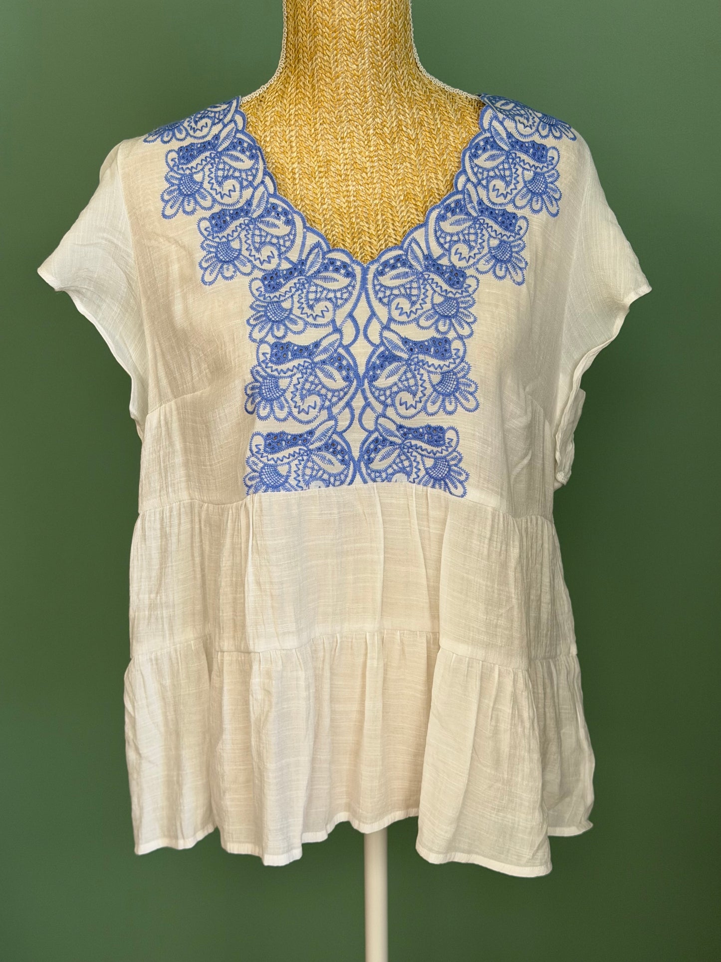 Blouse blanche brodée bleue manches courtes femme M