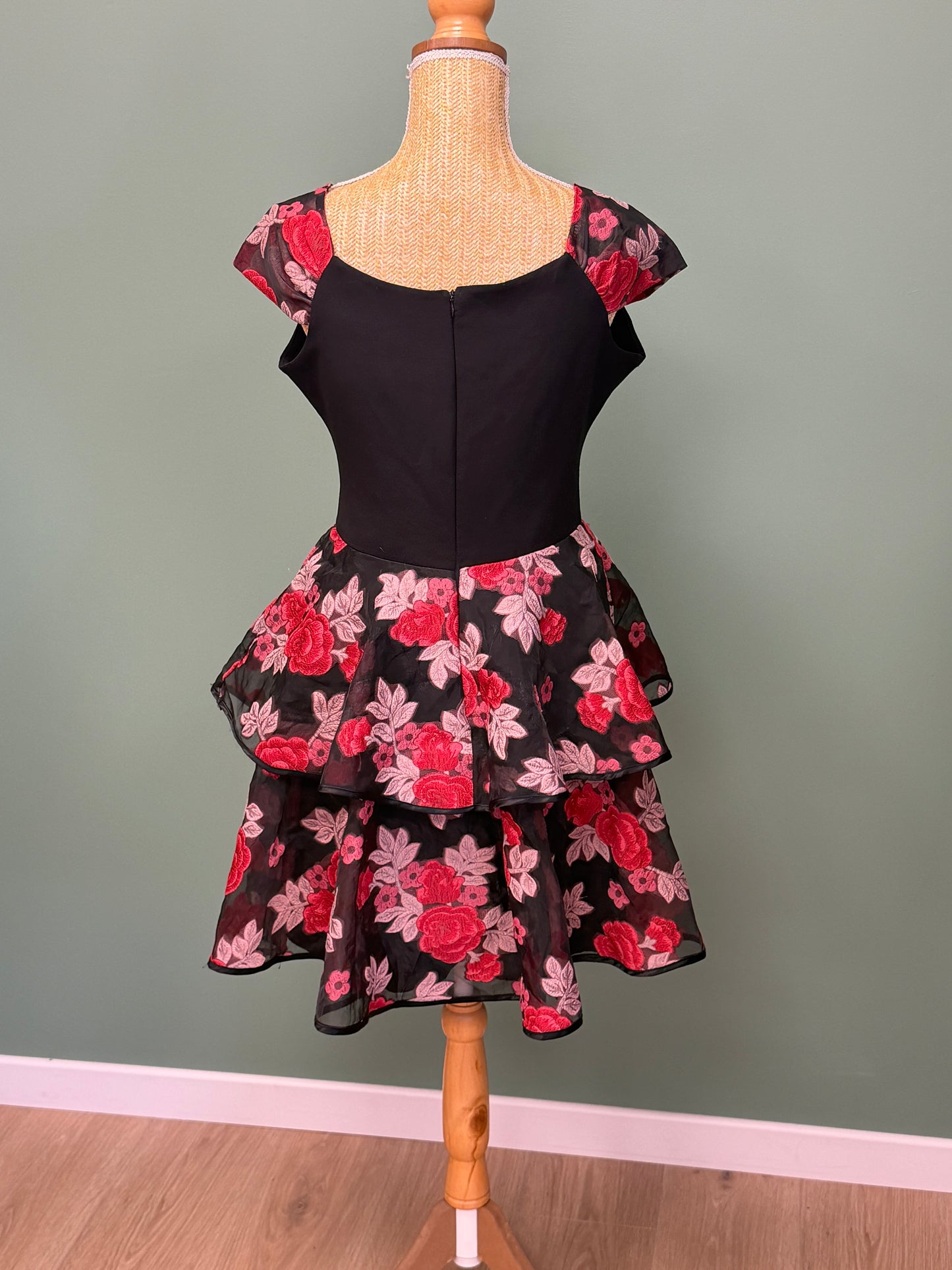 Robe de soirée noire à fleurs brodées – Fervente – Taille estimée 38/40