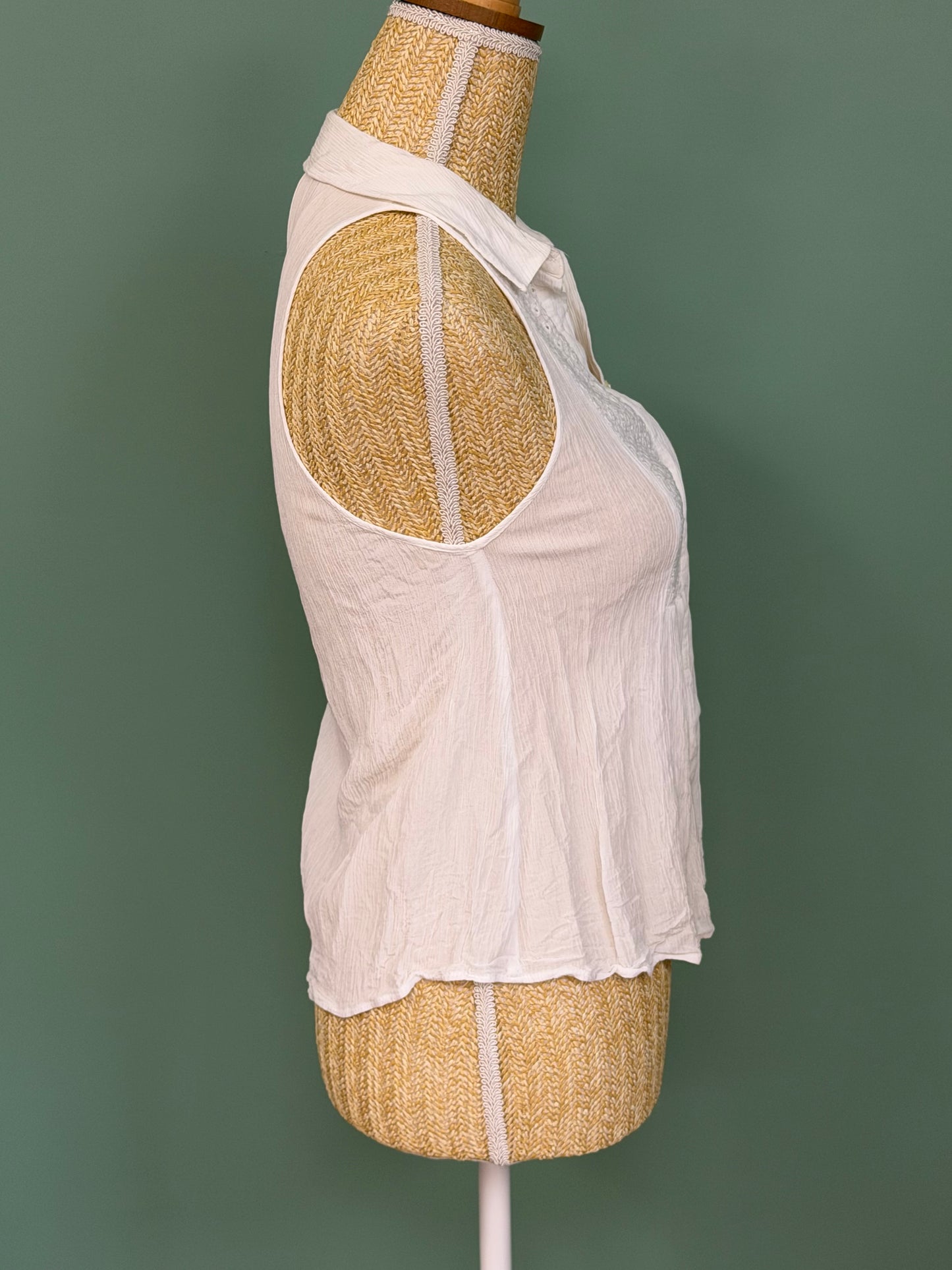 Top blanc sans manches broderie anglaise femme col chemise