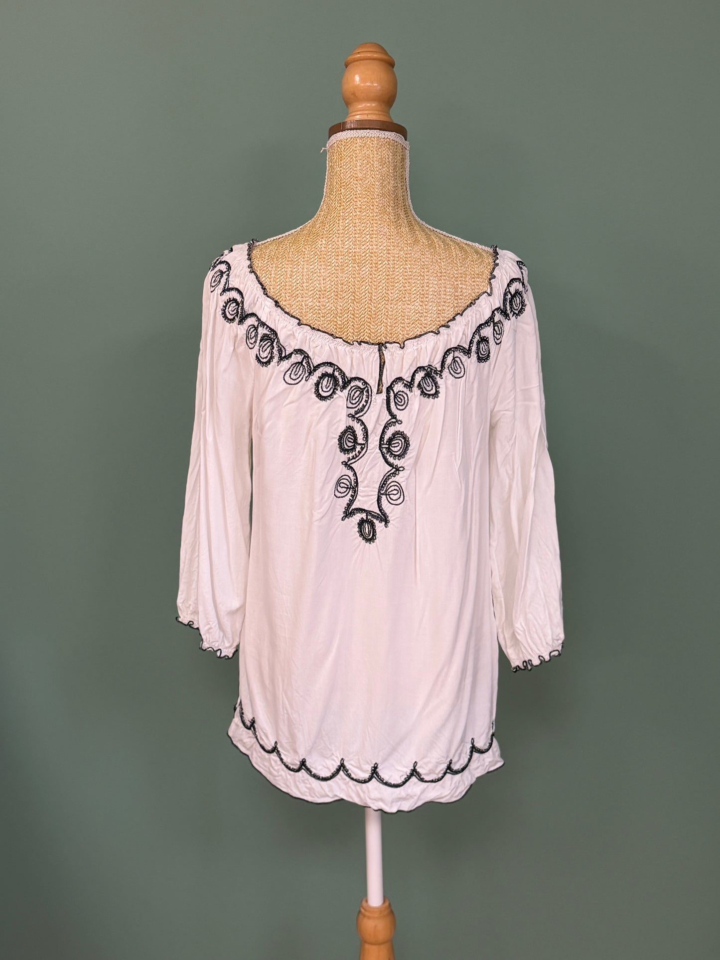 Blouse bohème blanche à broderies noires – Taille L