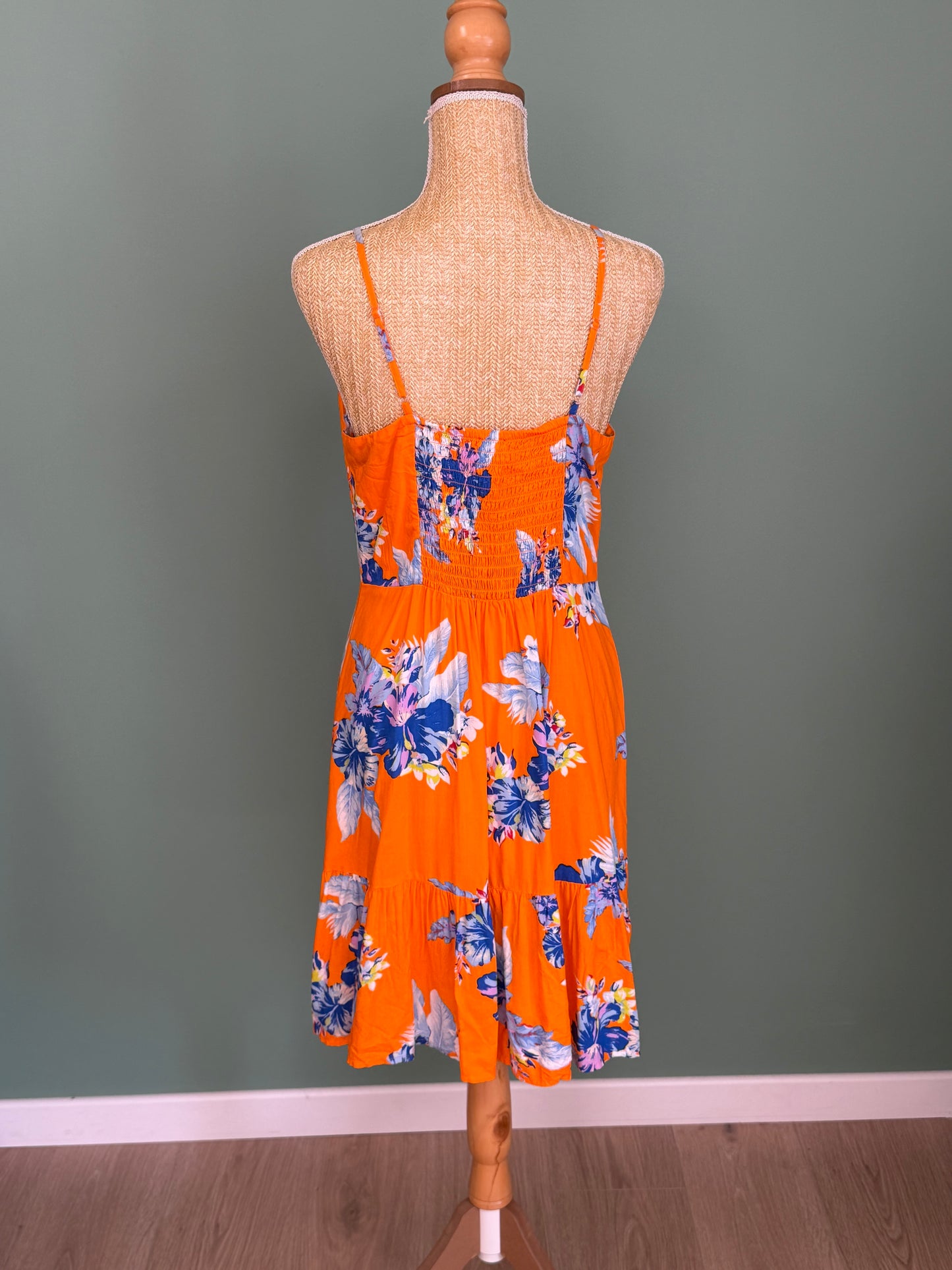 Robe fluide fleurie orange à fines bretelles – Taille M