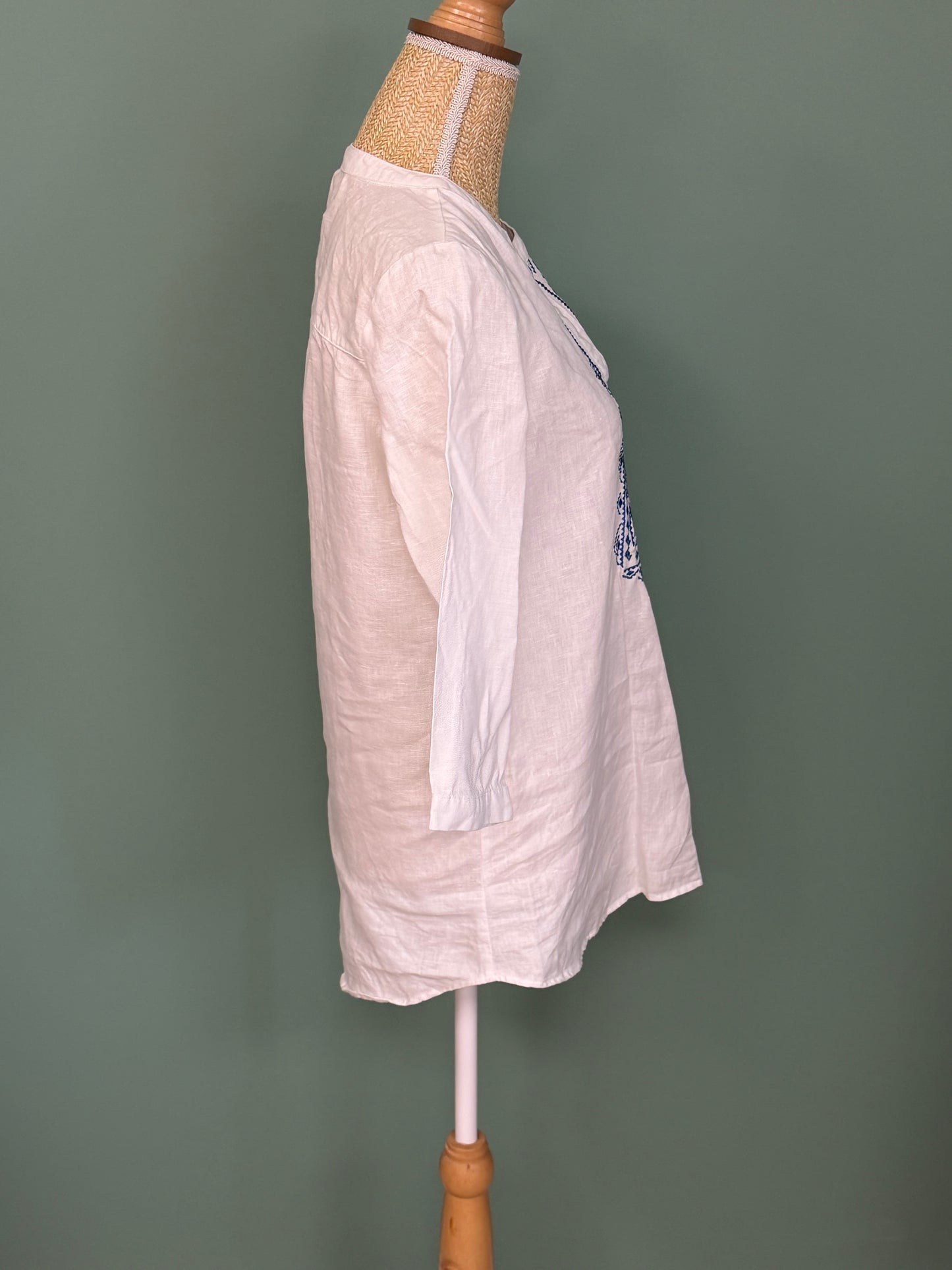 Blouse en lin Ellen Tracy blanche brodée bleue – Taille L