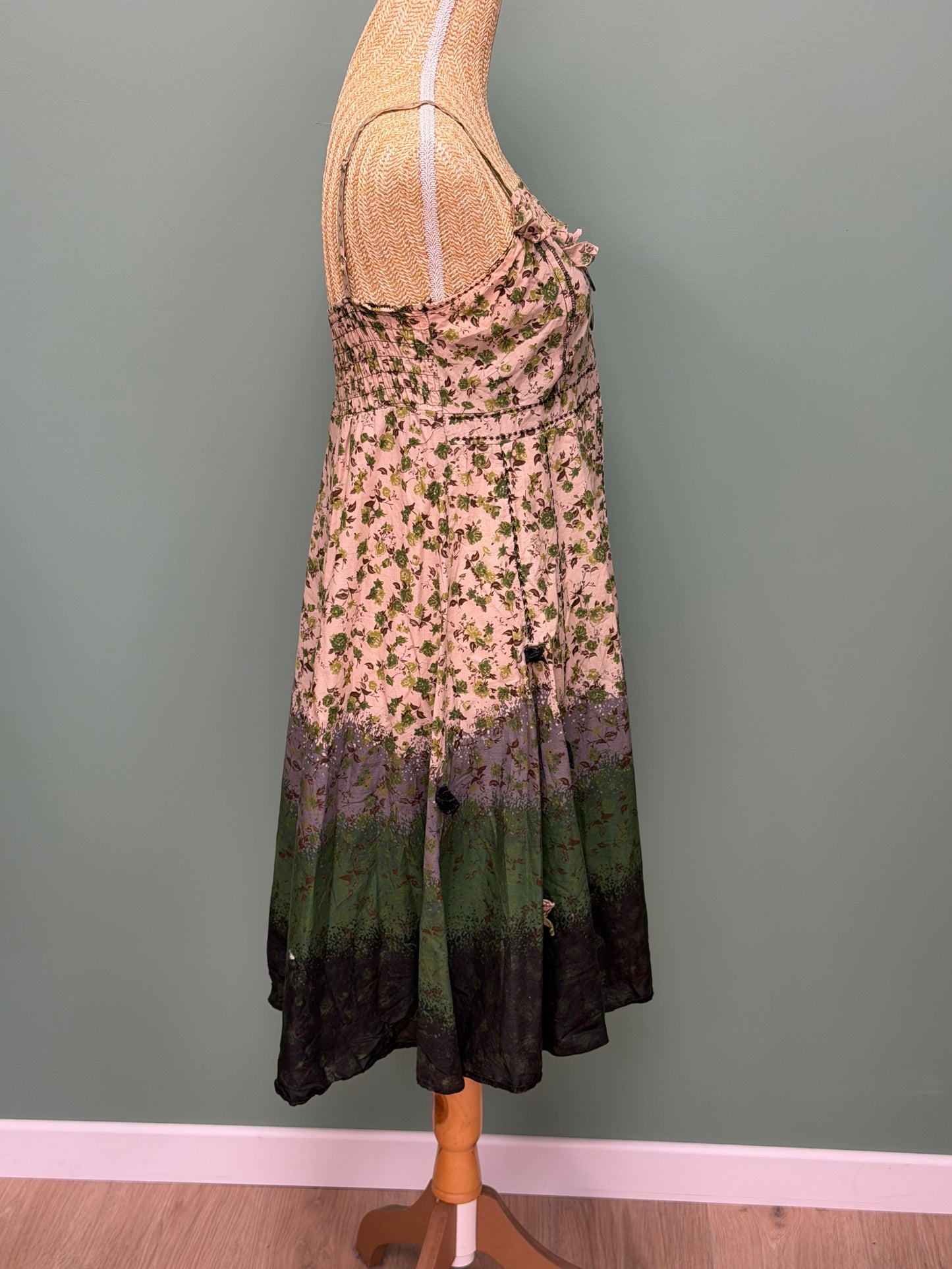 Robe bohème romantique à fines bretelles – imprimé floral vert & beige  - Taille S