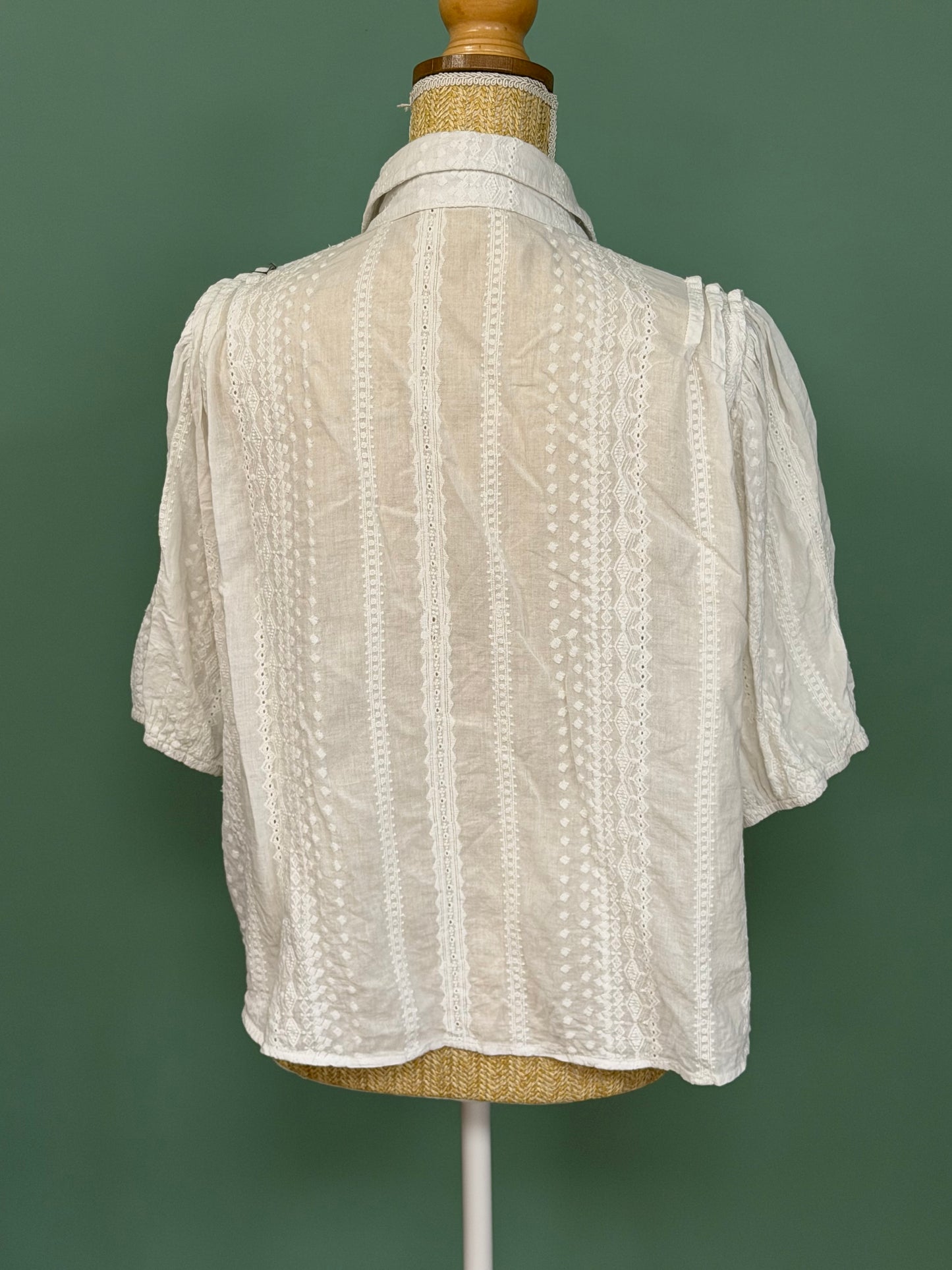 Chemisier blanc brodé en coton à manches bouffantes – Taille M/L