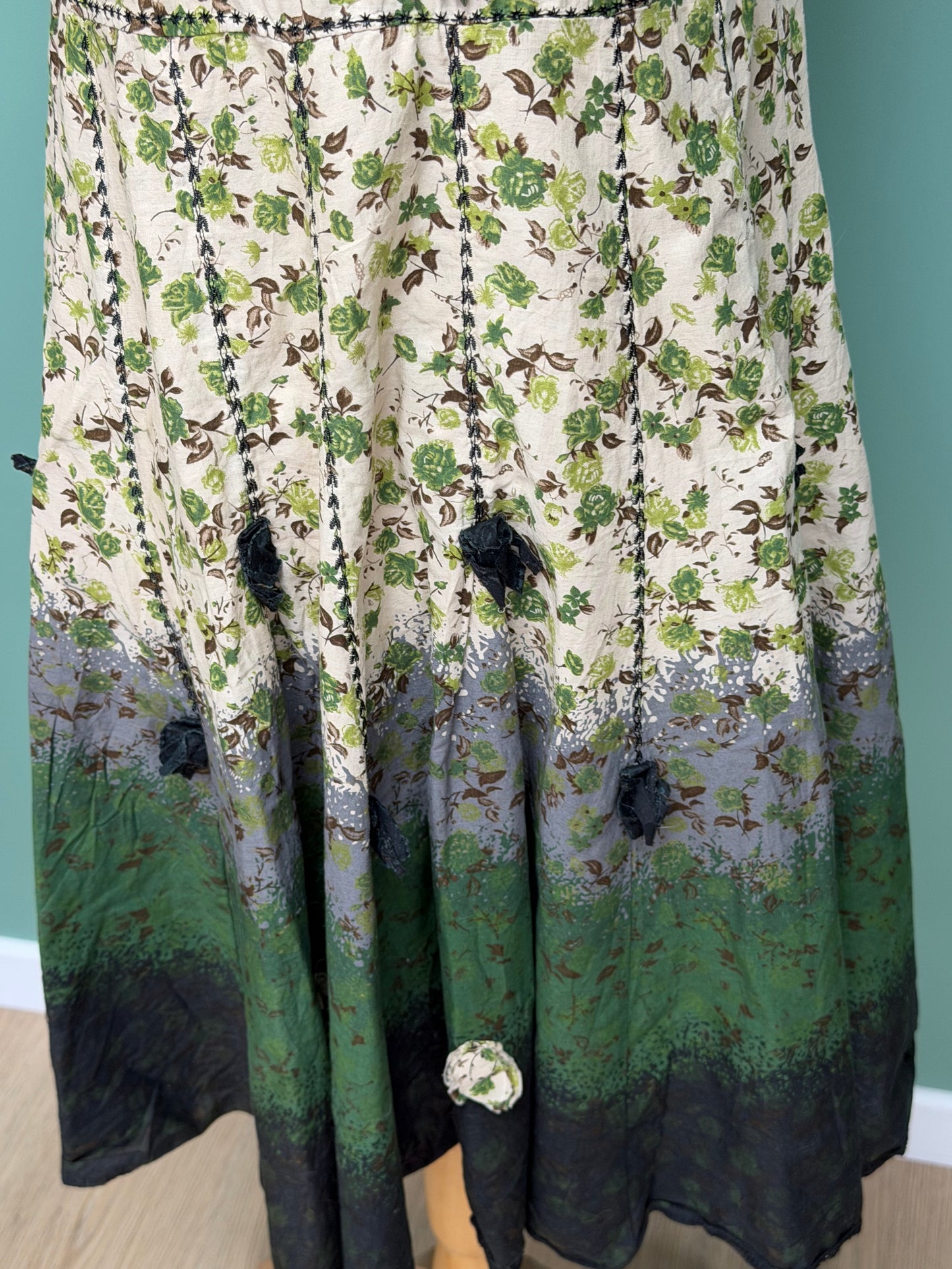 Robe bohème romantique à fines bretelles – imprimé floral vert & beige  - Taille S