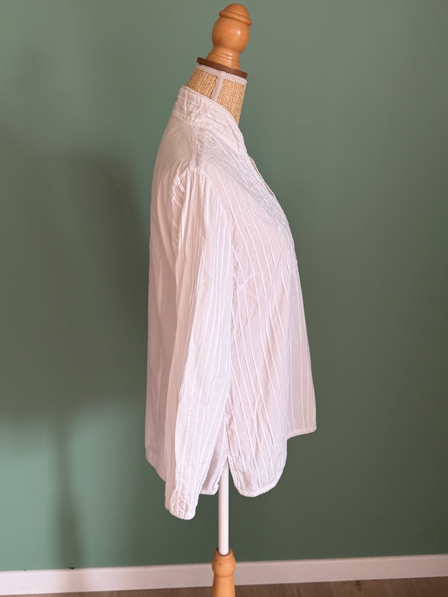 Blouse blanche brodée à col volant femme L