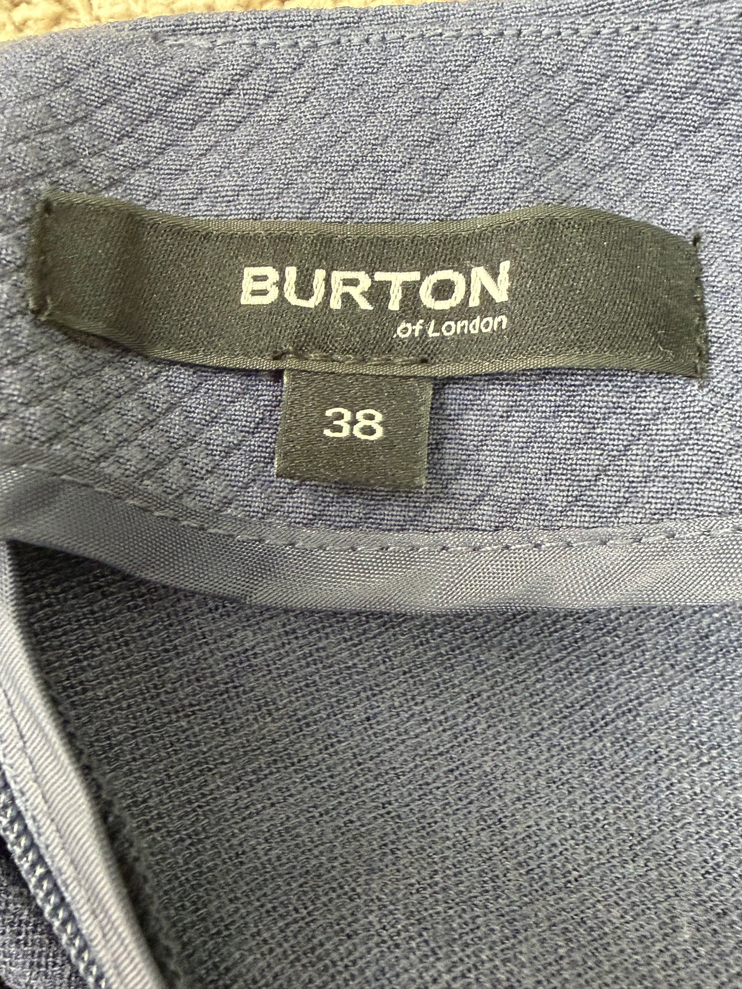 Robe bleu marine Burton of London ceinturée à décolleté V – Taille 38
