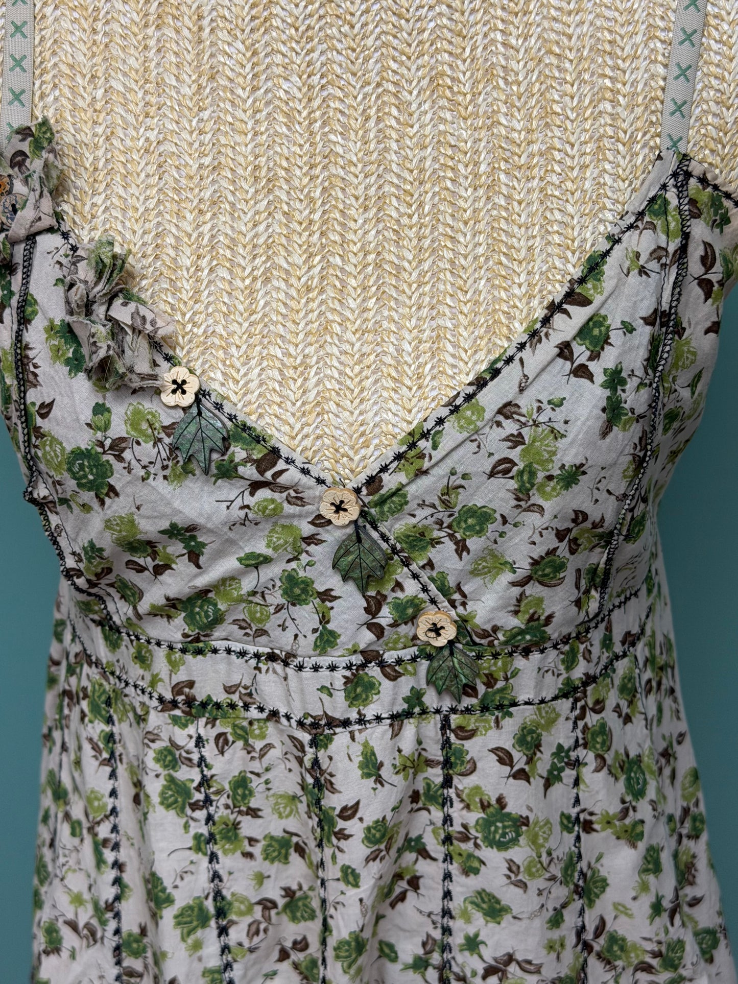 Robe bohème romantique à fines bretelles – imprimé floral vert & beige  - Taille S