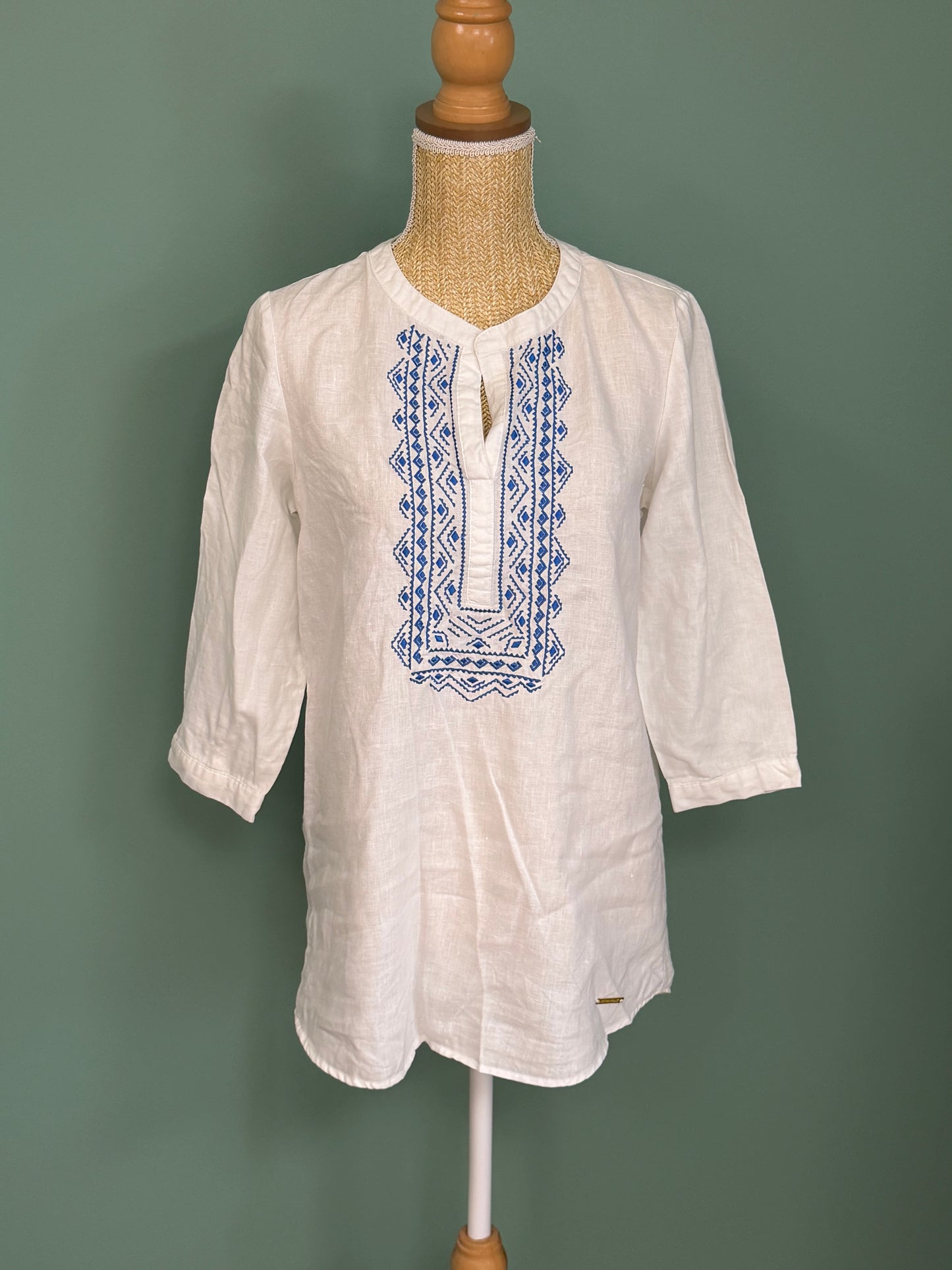 Blouse en lin Ellen Tracy blanche brodée bleue – Taille L