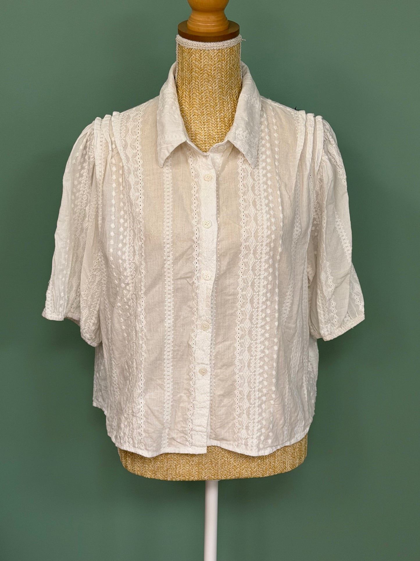 Chemisier blanc brodé en coton à manches bouffantes – Taille M/L