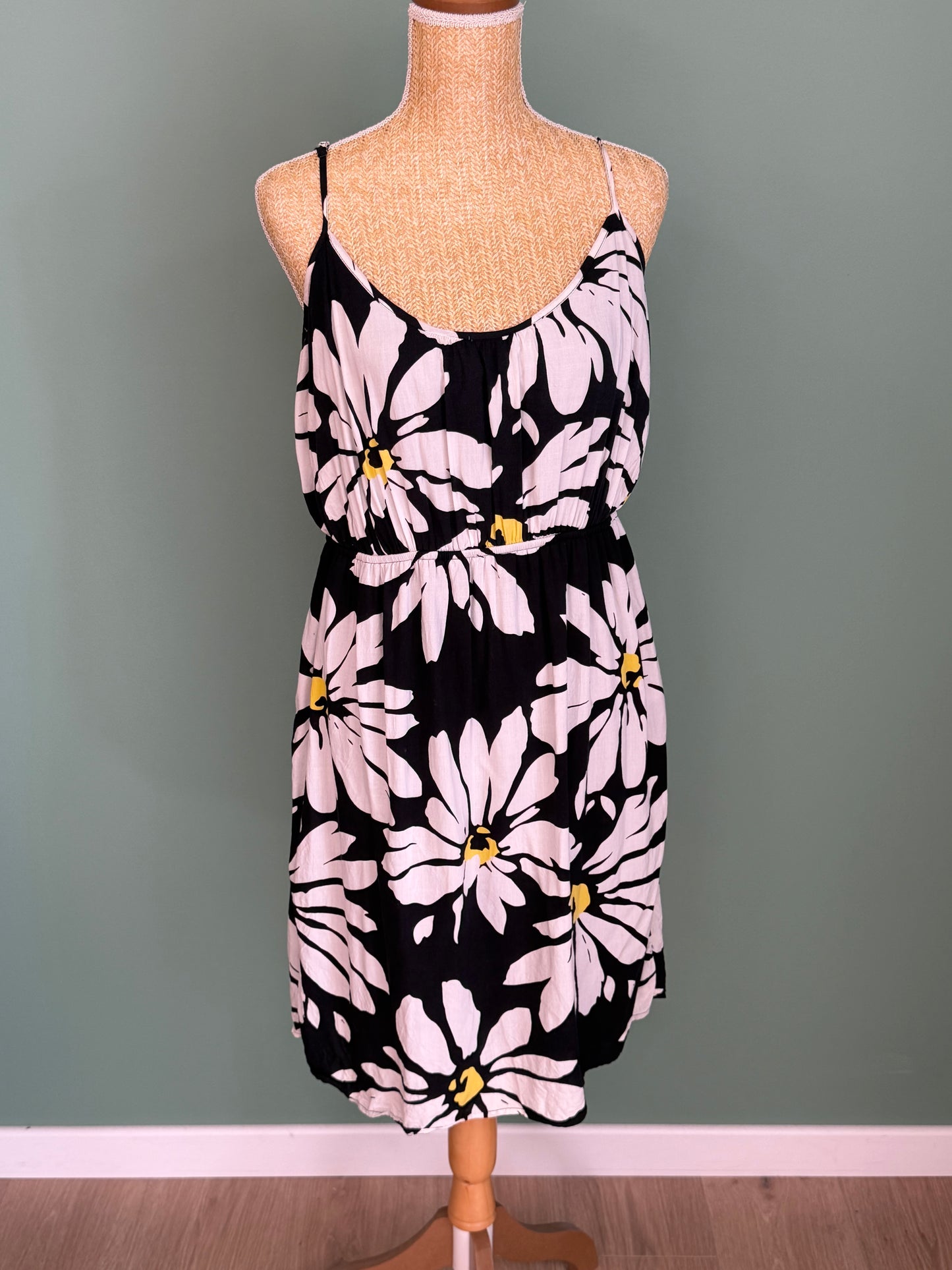 Robe à bretelles noire à fleurs blanches – Taille L