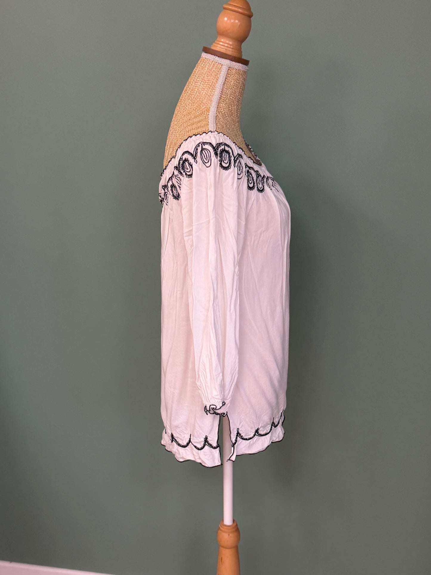 Blouse bohème blanche à broderies noires – Taille L