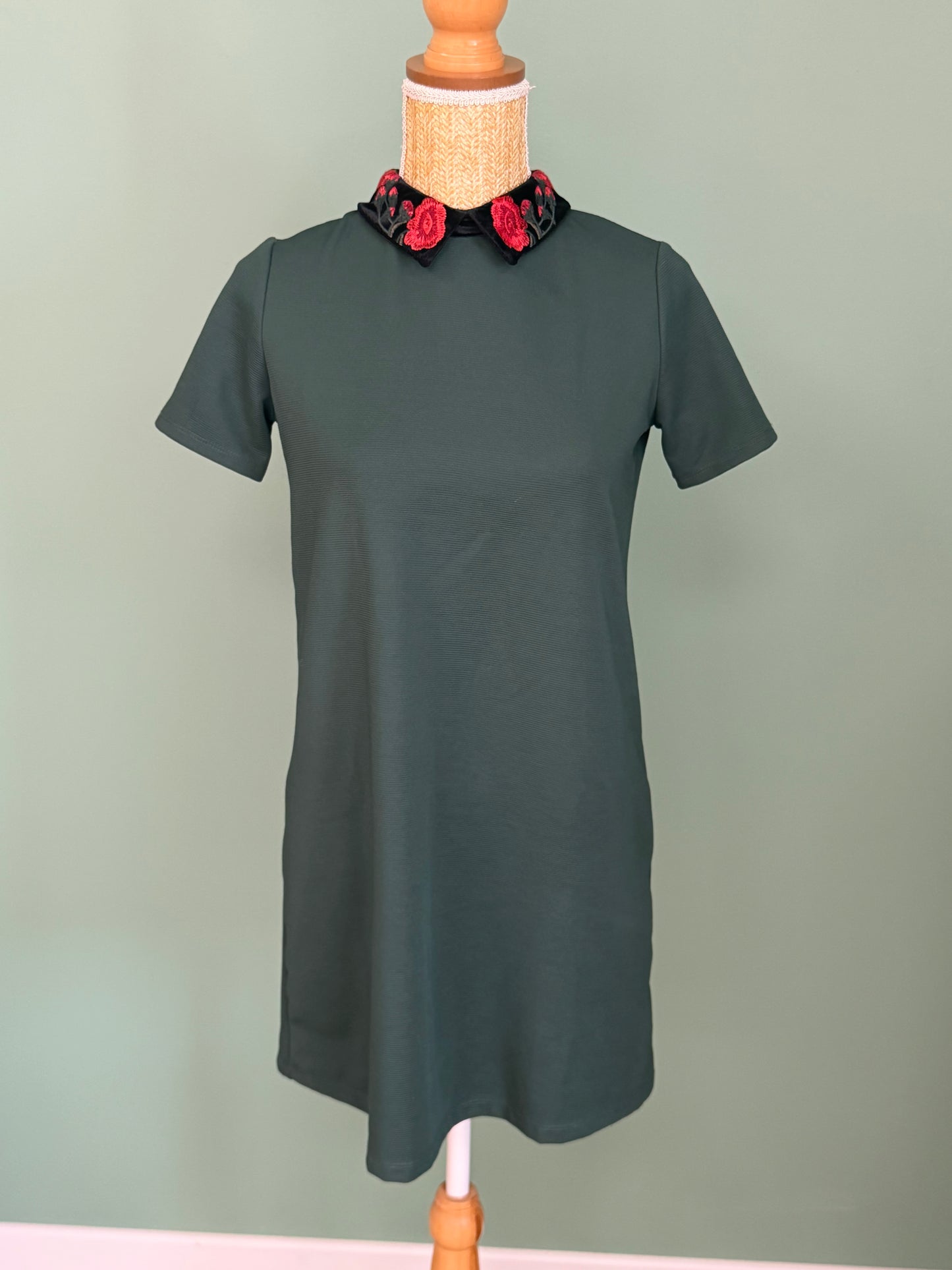 Robe droite Zara Trafaluc verte à col brodé en velours – Taille S