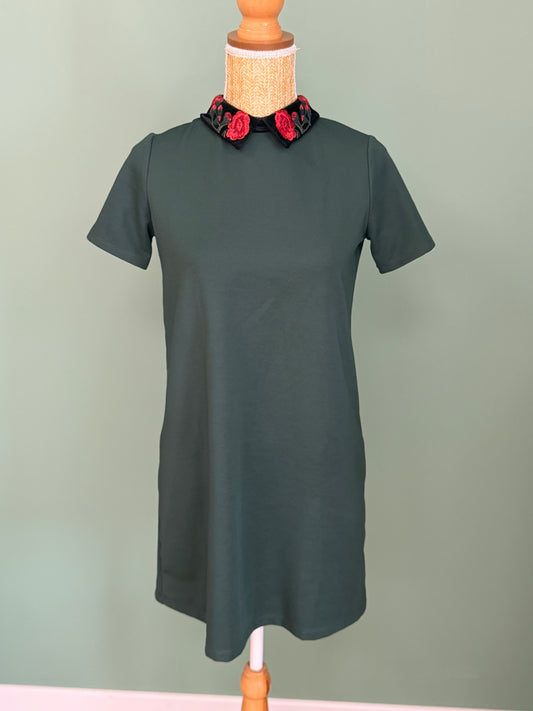 Robe droite Zara Trafaluc verte à col brodé en velours – Taille S