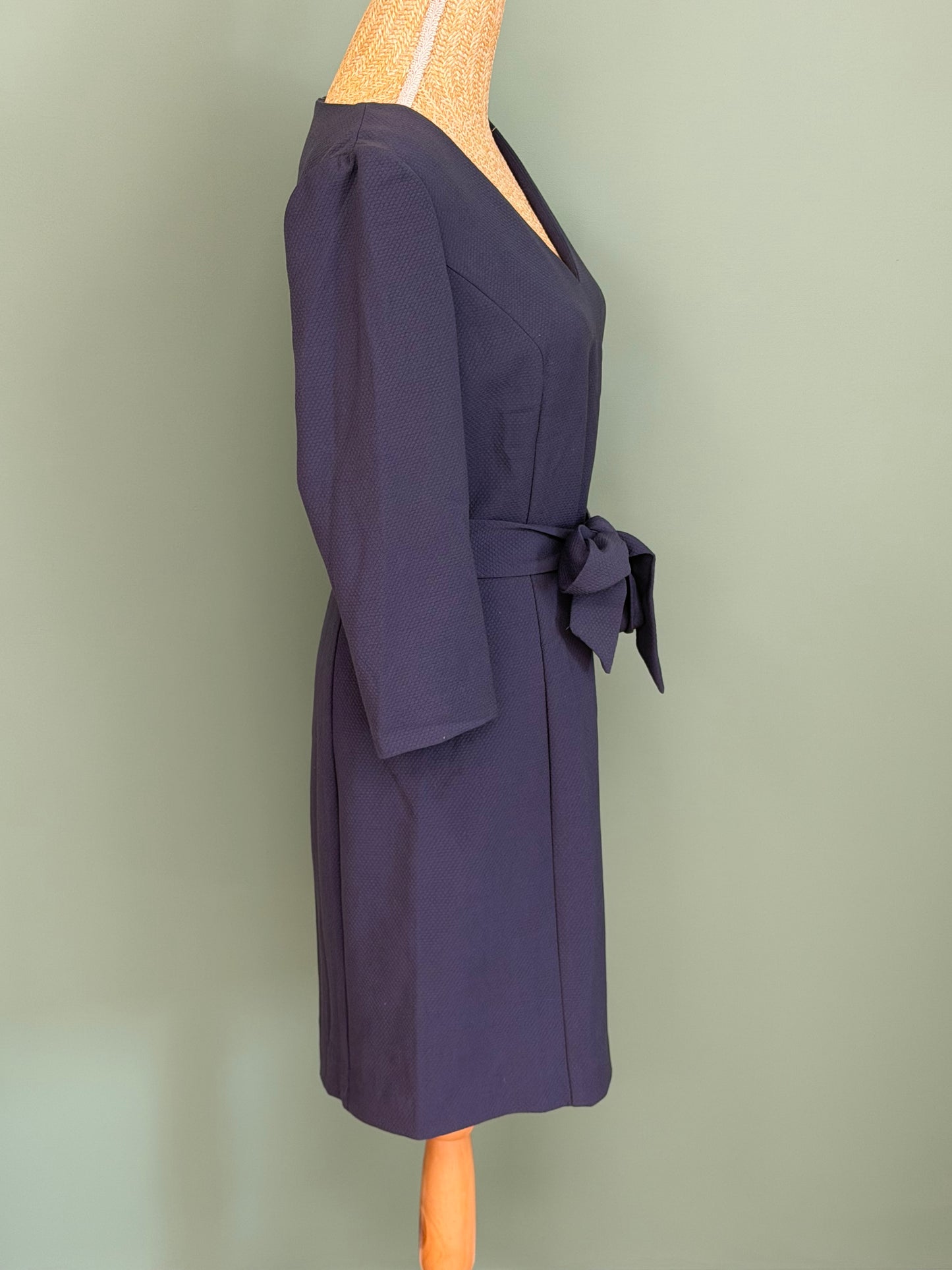 Robe bleu marine Burton of London ceinturée à décolleté V – Taille 38