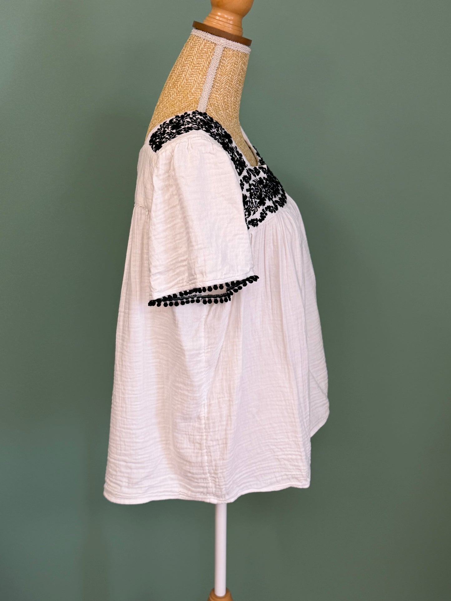 Blouse blanche brodée noire femme L
