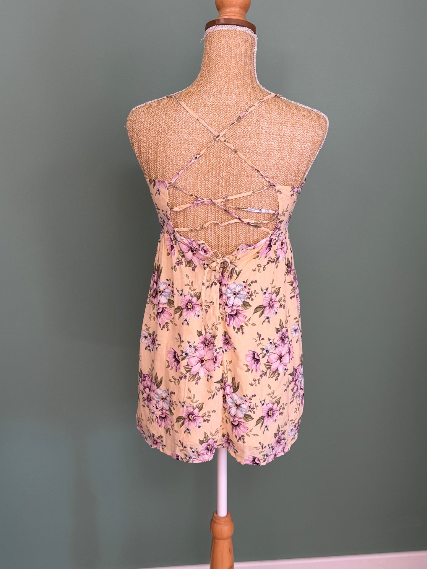 Robe fleurie beige rosé à dos lacé – Taille S