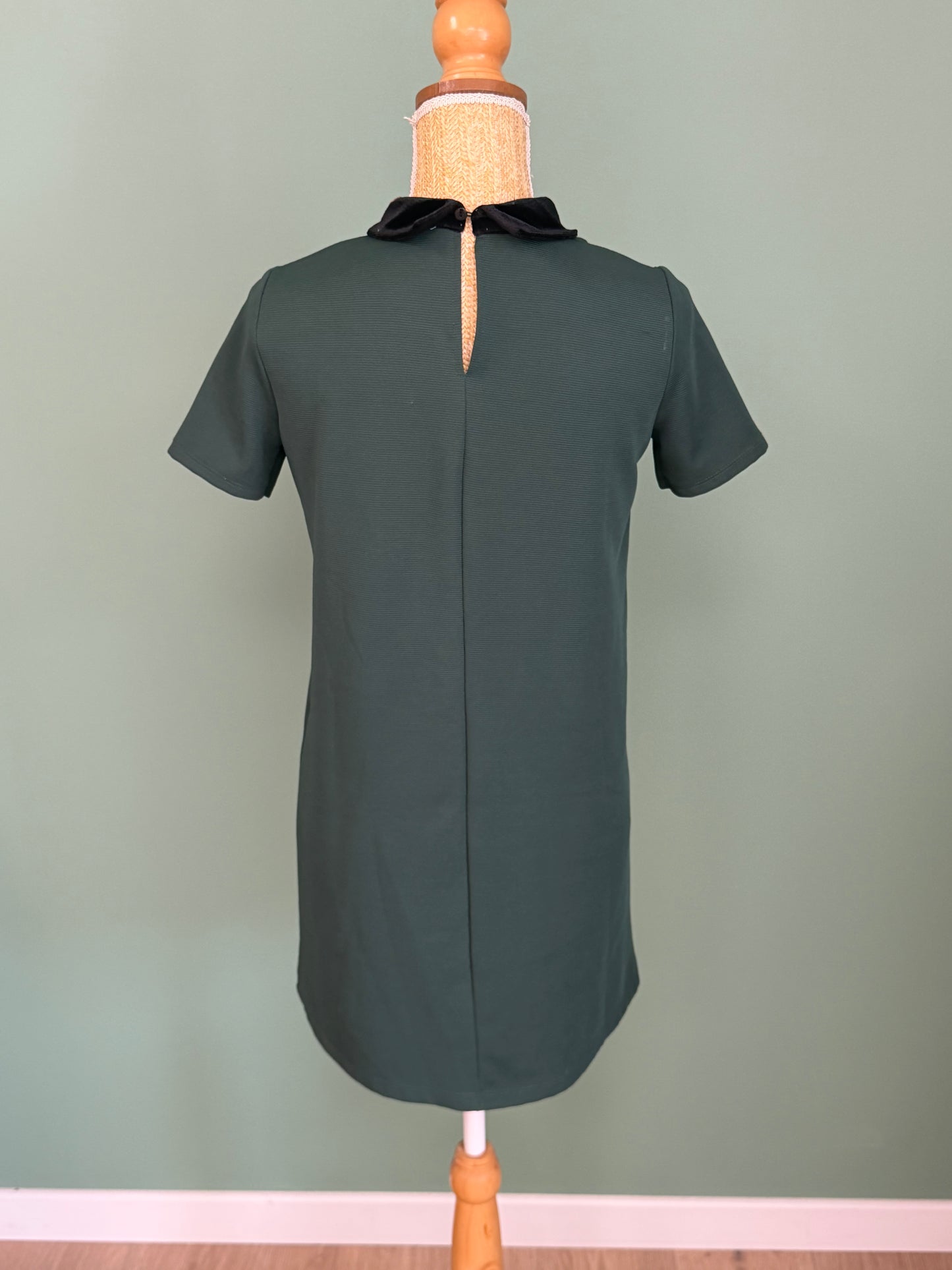 Robe droite Zara Trafaluc verte à col brodé en velours – Taille S