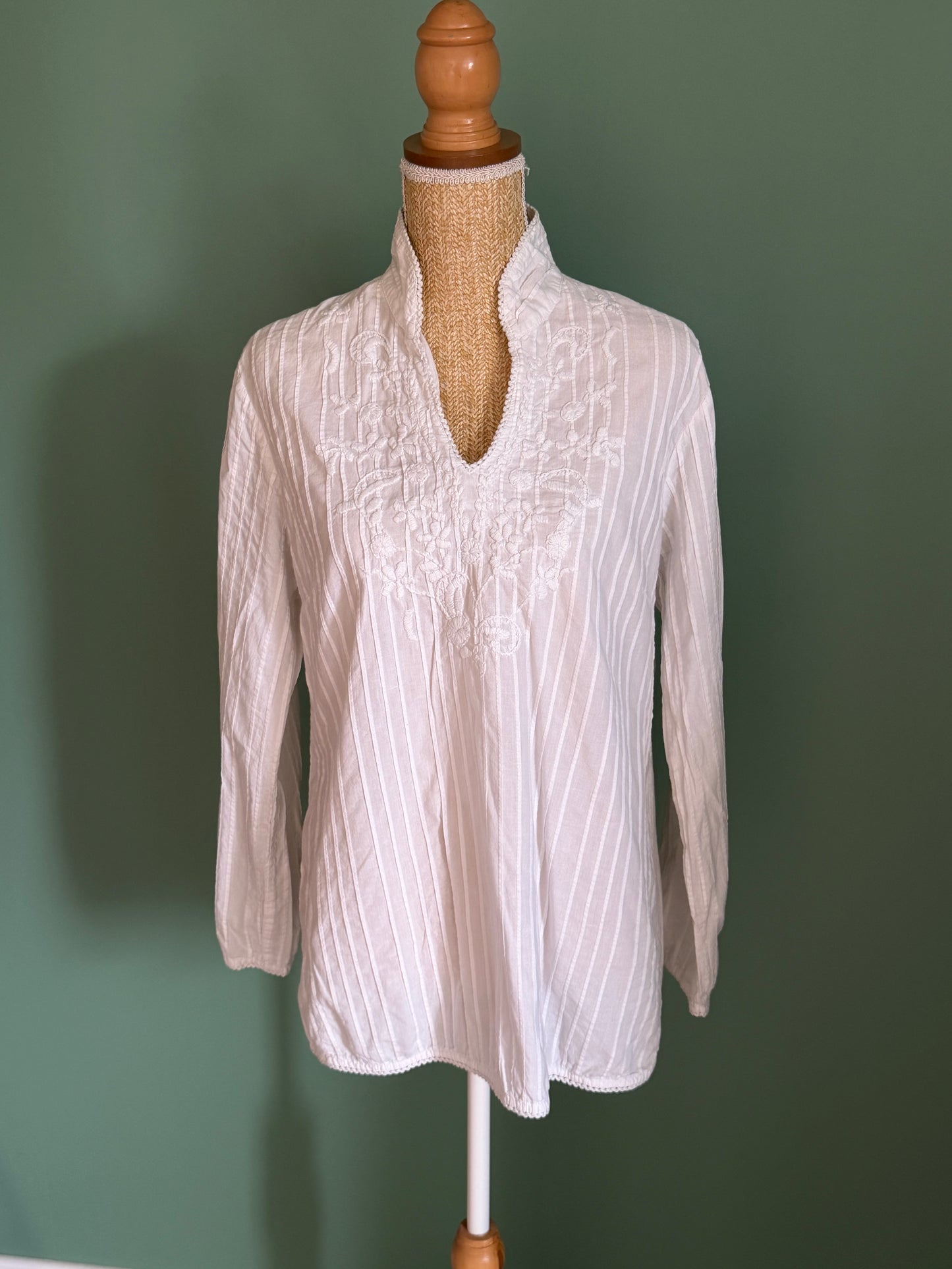 Blouse blanche brodée à col volant femme L