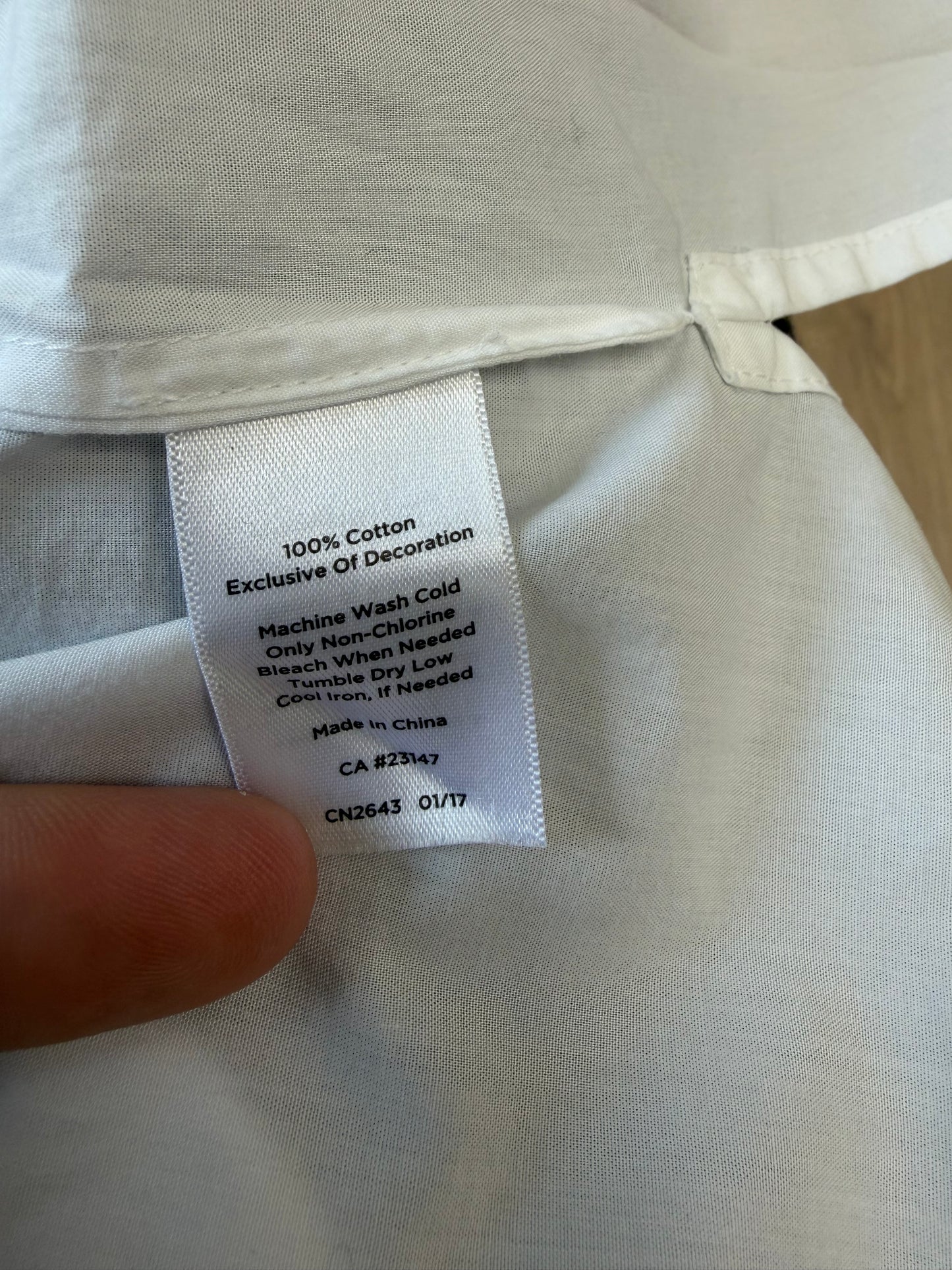 Blouse blanche à épaules dénudées brodée fleurs – Taille M/L