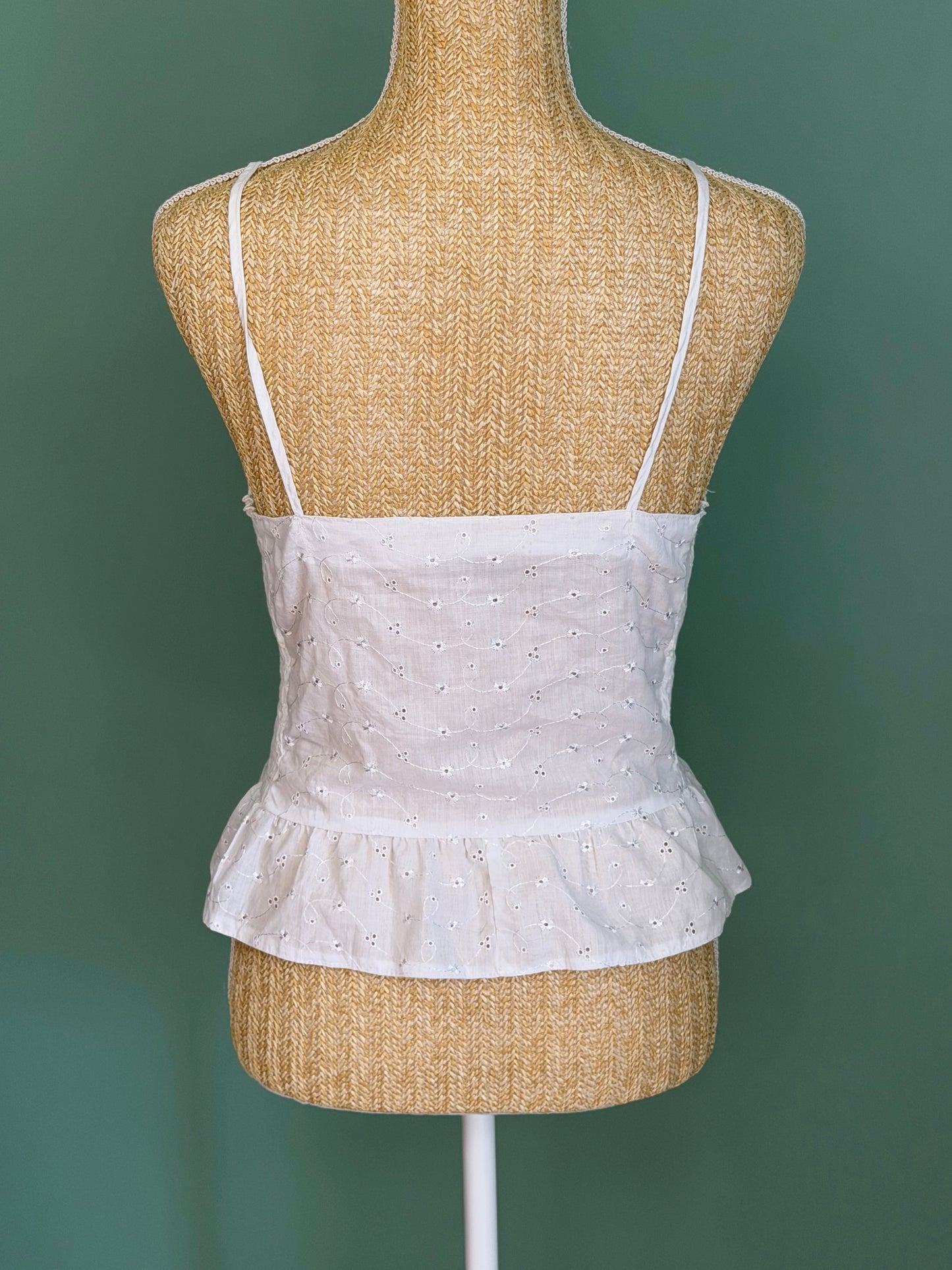 Caraco blanc en broderie anglaise à fines bretelles femme S