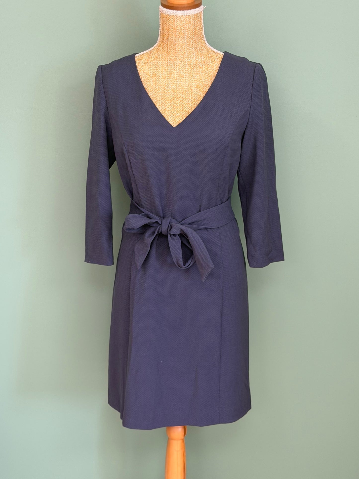 Robe bleu marine Burton of London ceinturée à décolleté V – Taille 38