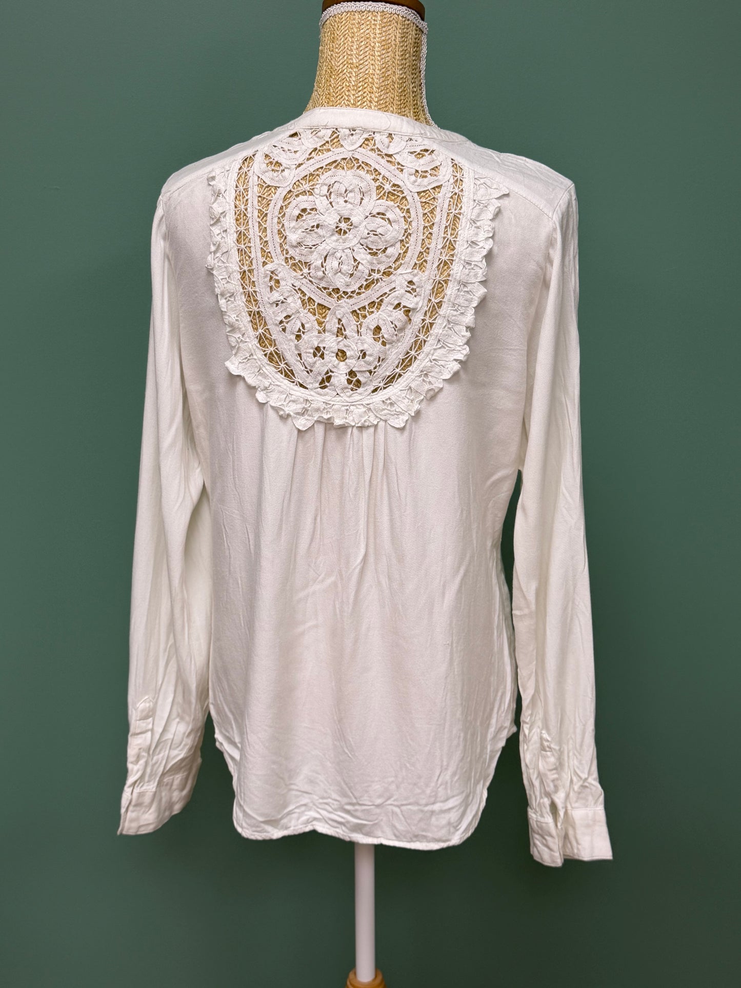 Blouse blanche fluide détail dentelle bohème