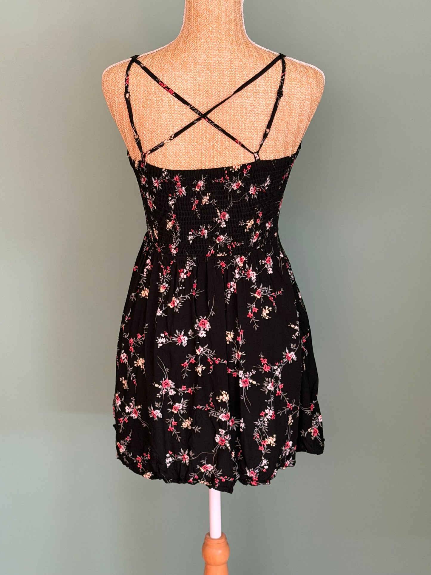 Robe noire fleurie à bretelles – taille XS