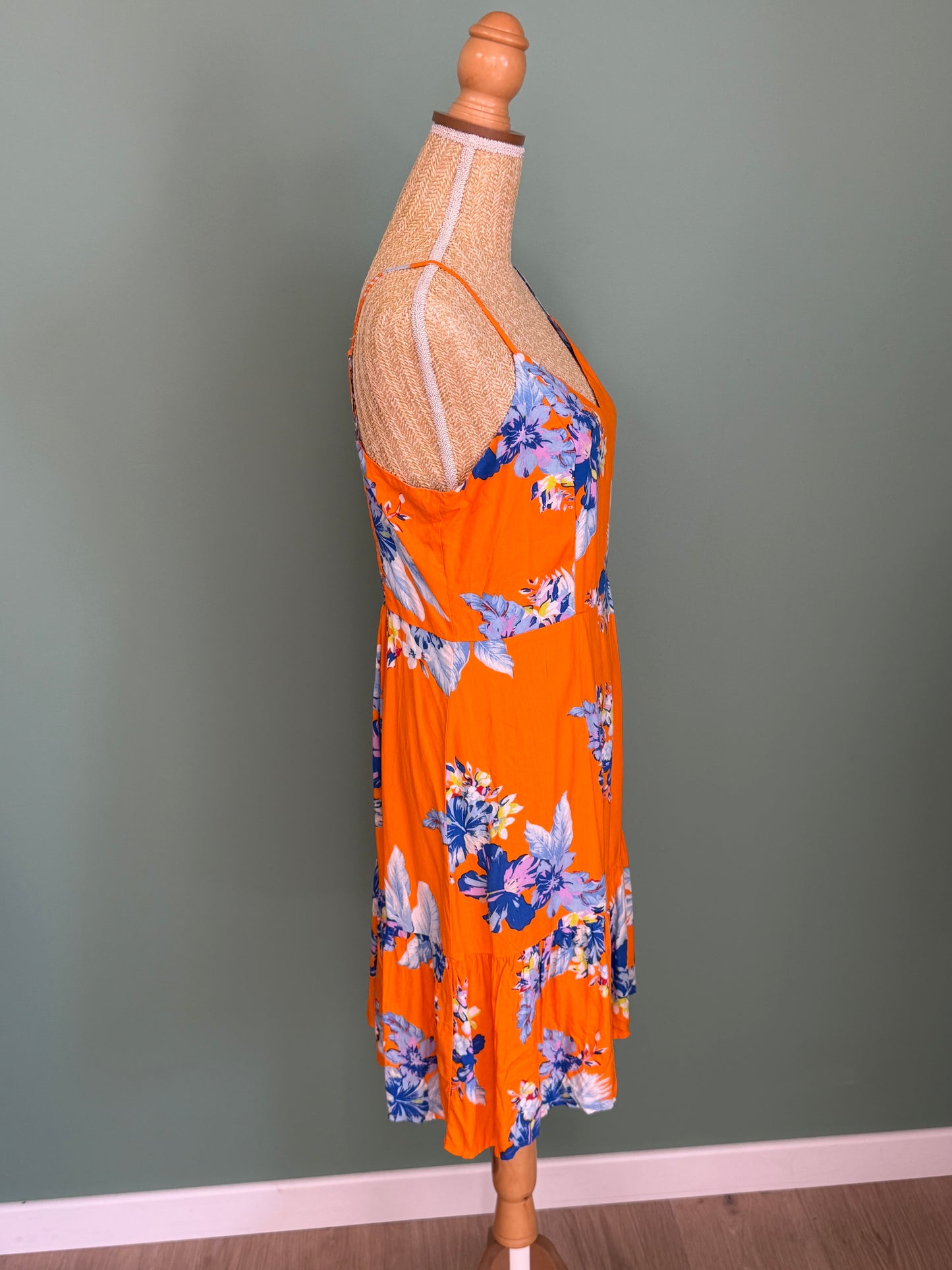 Robe fluide fleurie orange à fines bretelles – Taille M