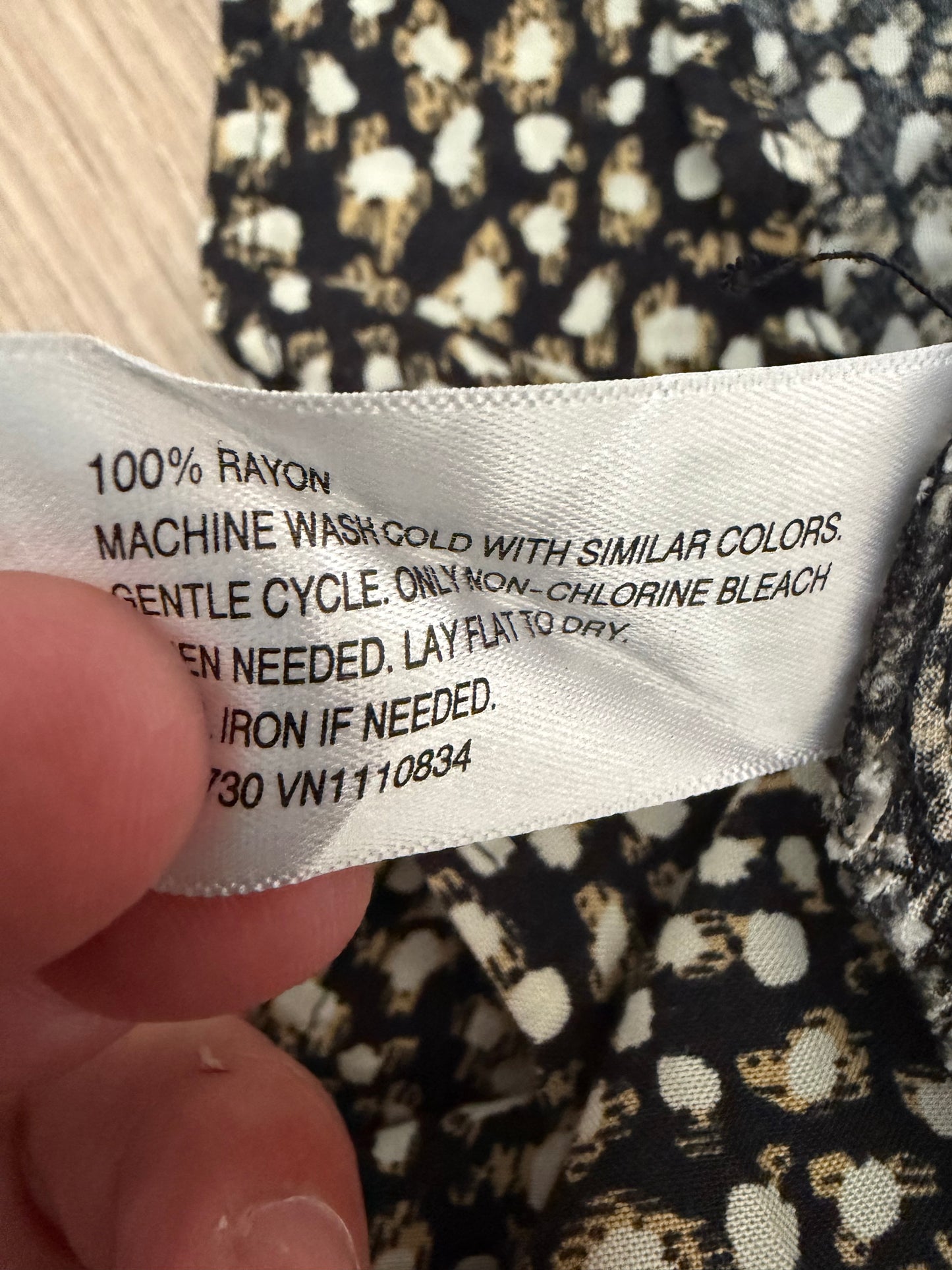 Robe noire fleurie à bretelles fines – Taille XS