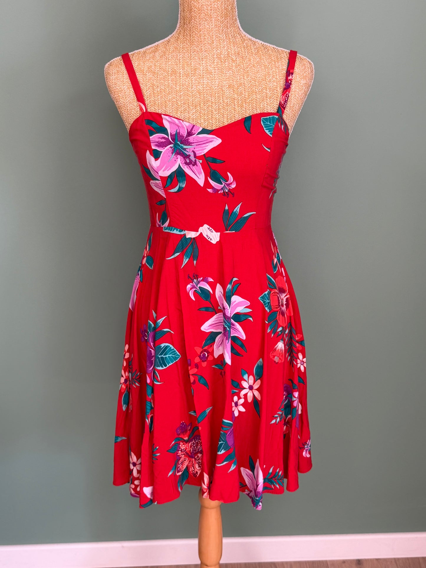 Robe rouge fleurie à fines bretelles – Taille S