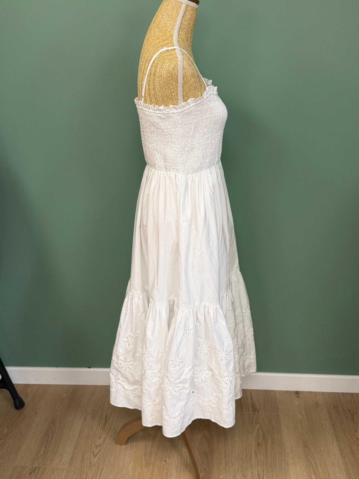 Robe blanche longue à smocks et broderie anglaise femme