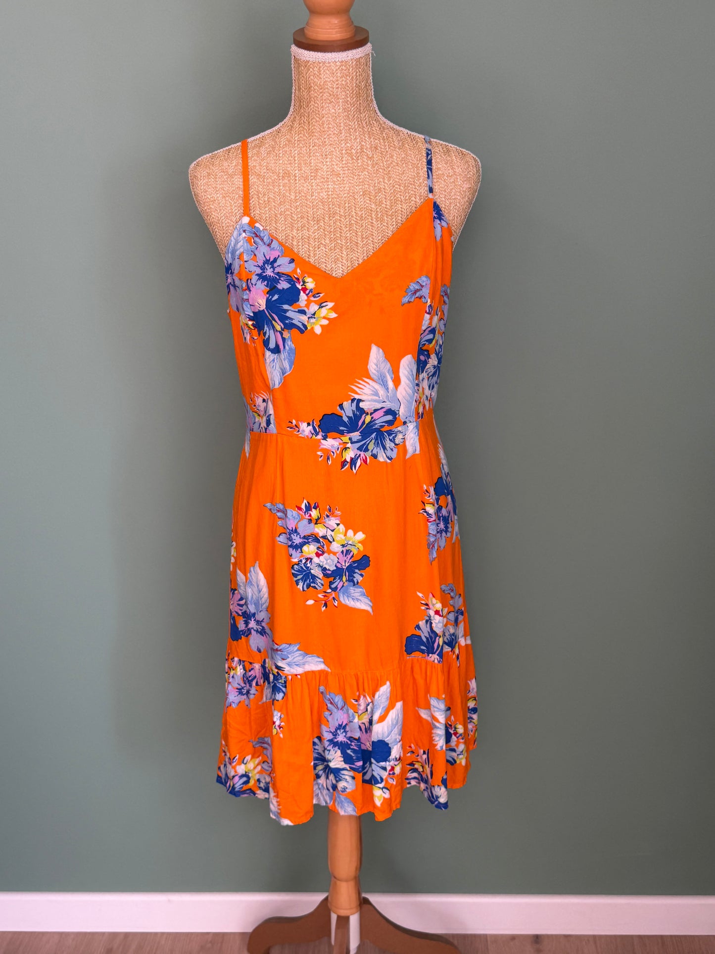 Robe fluide fleurie orange à fines bretelles – Taille M